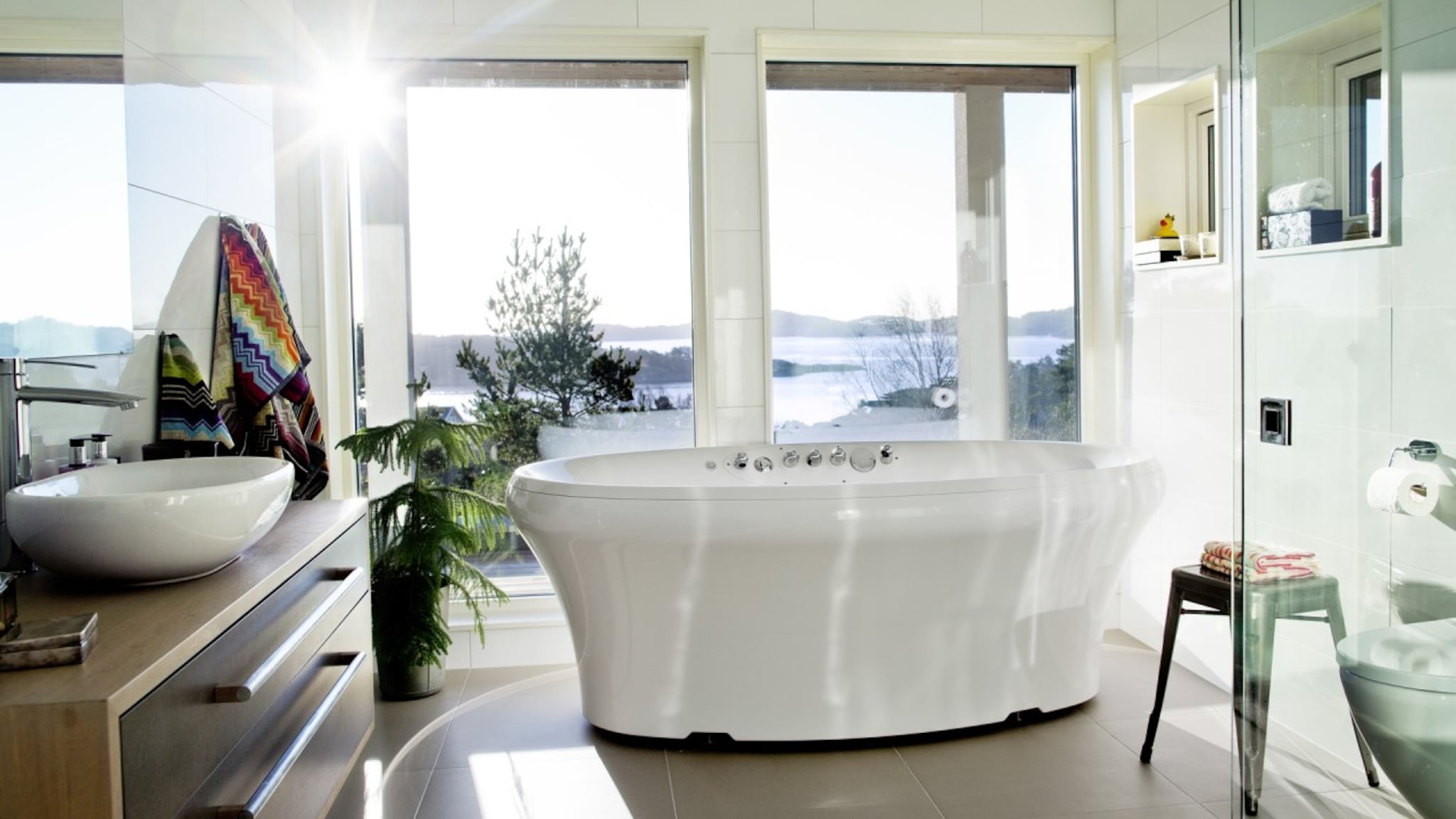 Kan sitte i badekaret og se utover Ny-Hellesund