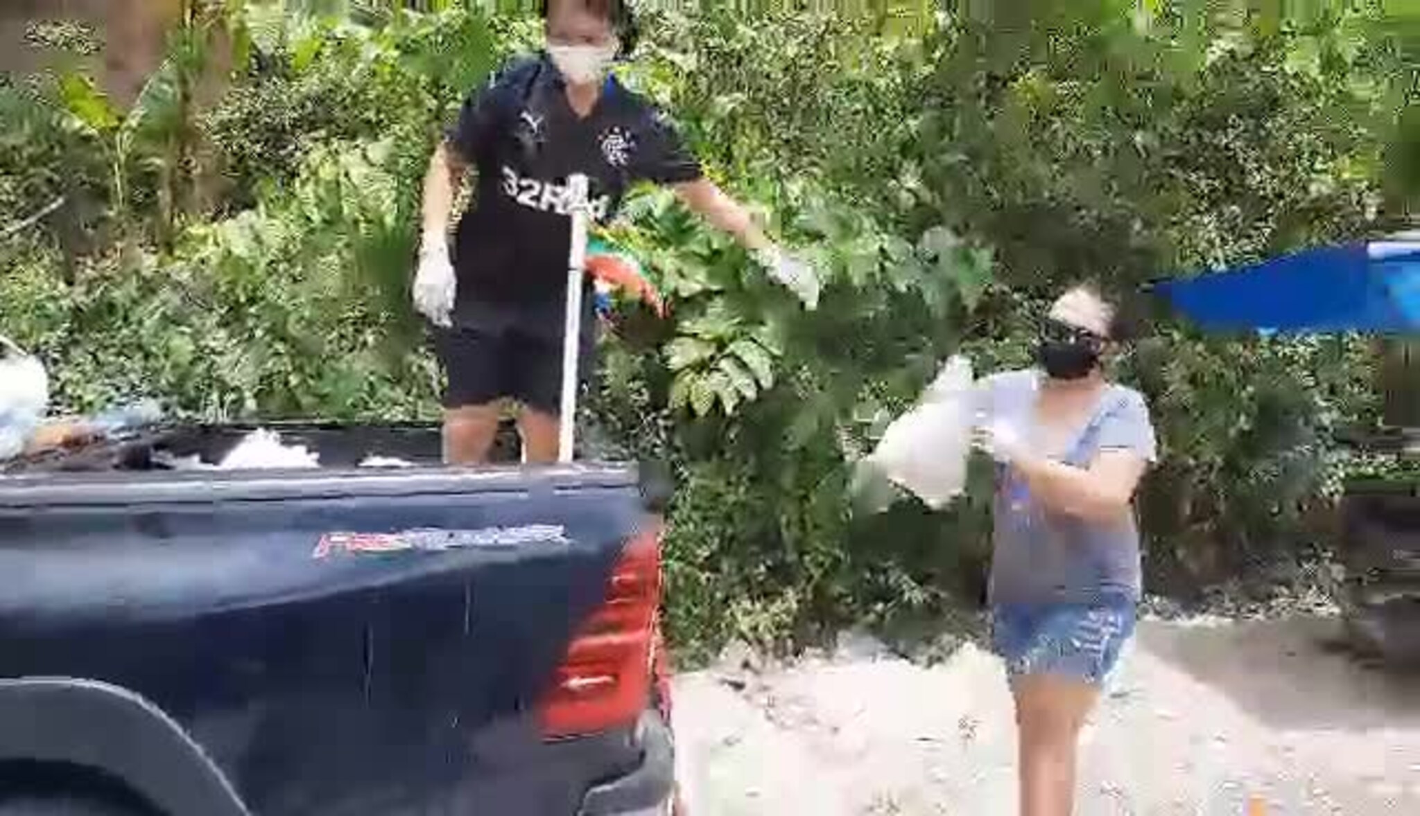 Matutdeling i Patong i Thailand