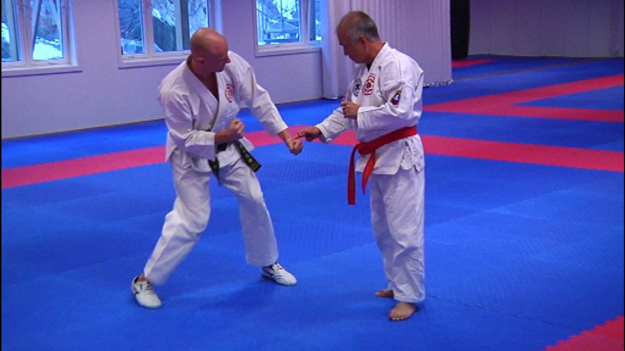 Legger folk  i bakken med en finger