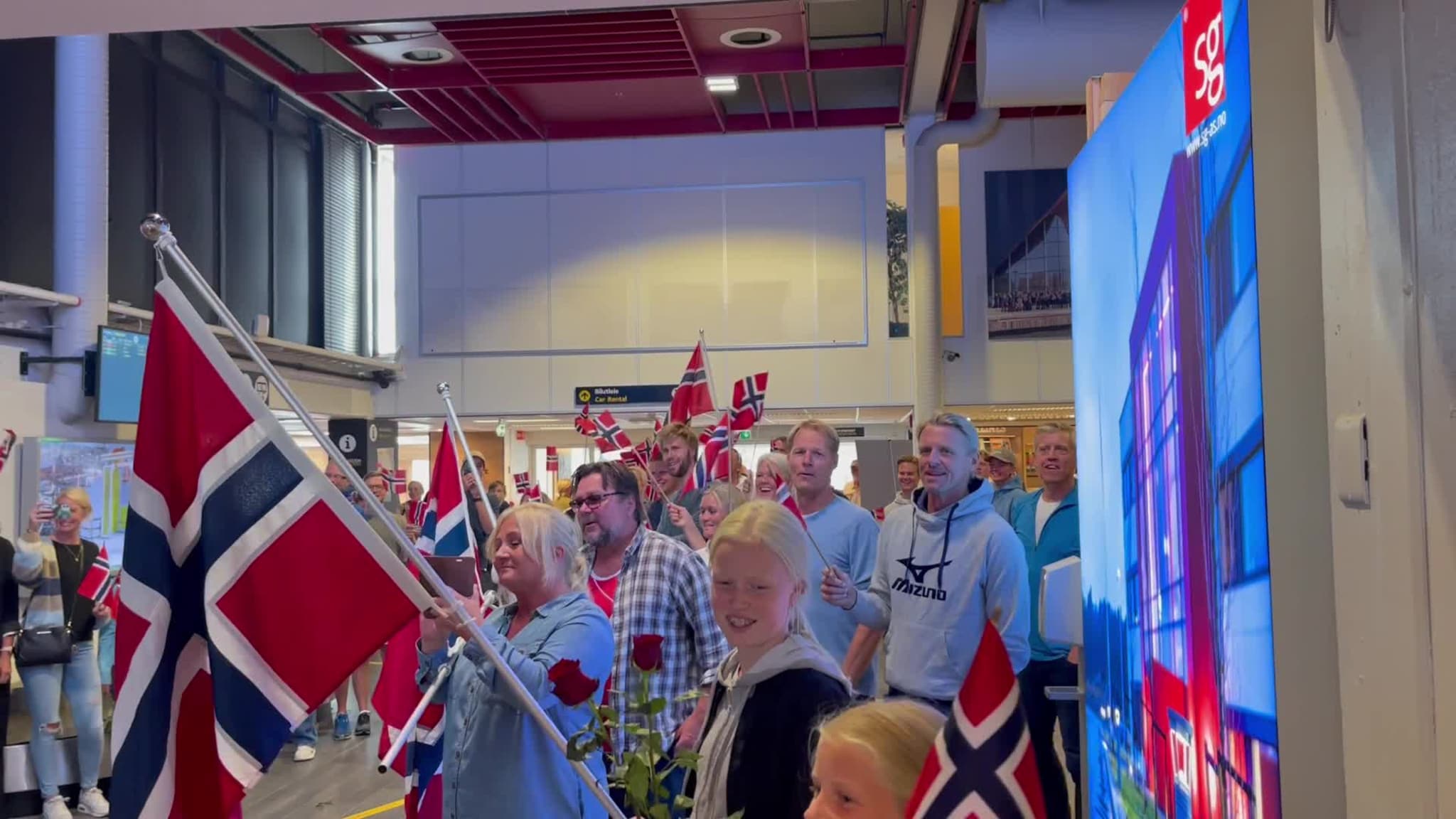 Anders Mol mottar applaus på Kjevik.