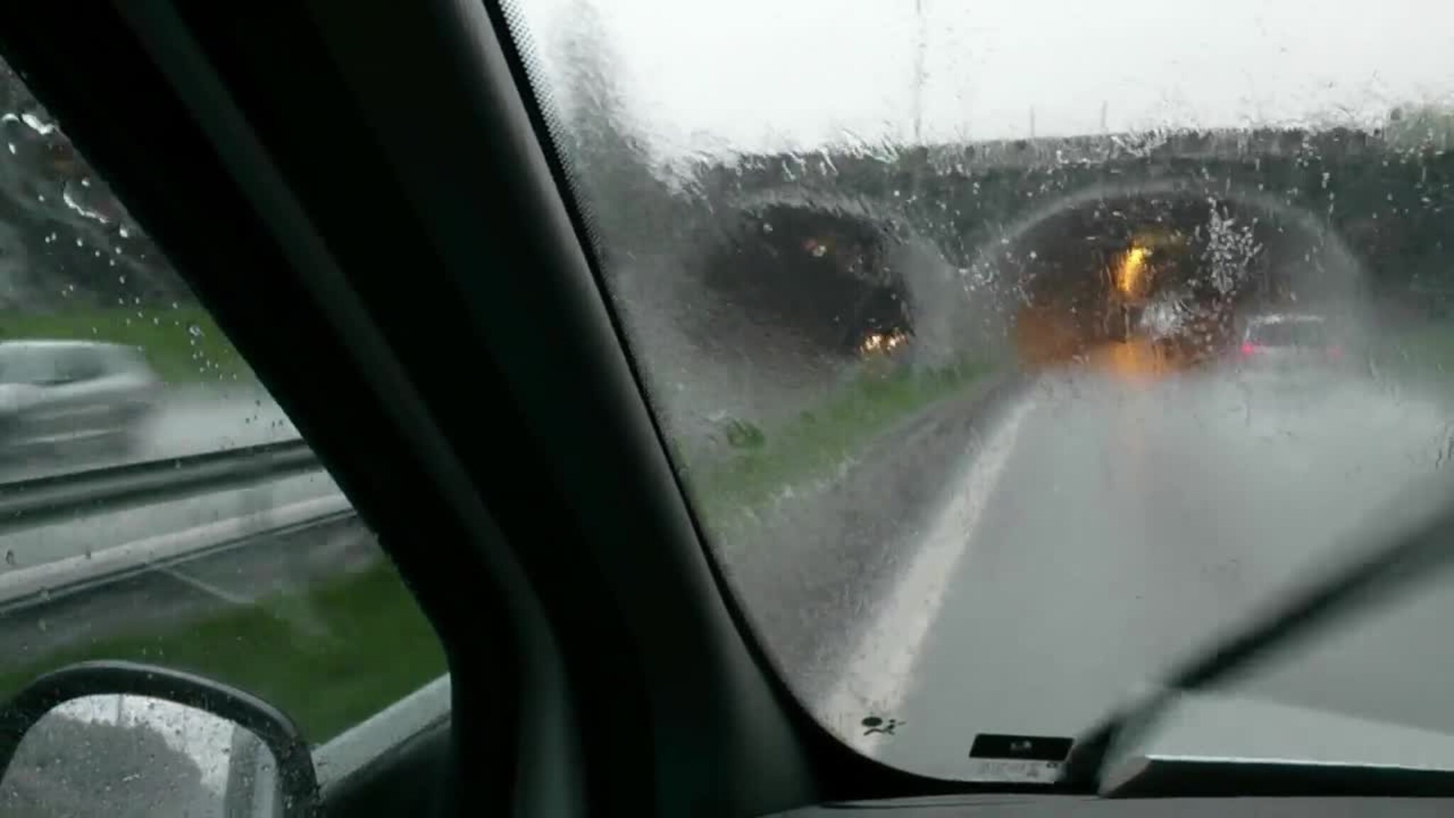 Slik er det å kjøre på E 18 i kraftig haglvær