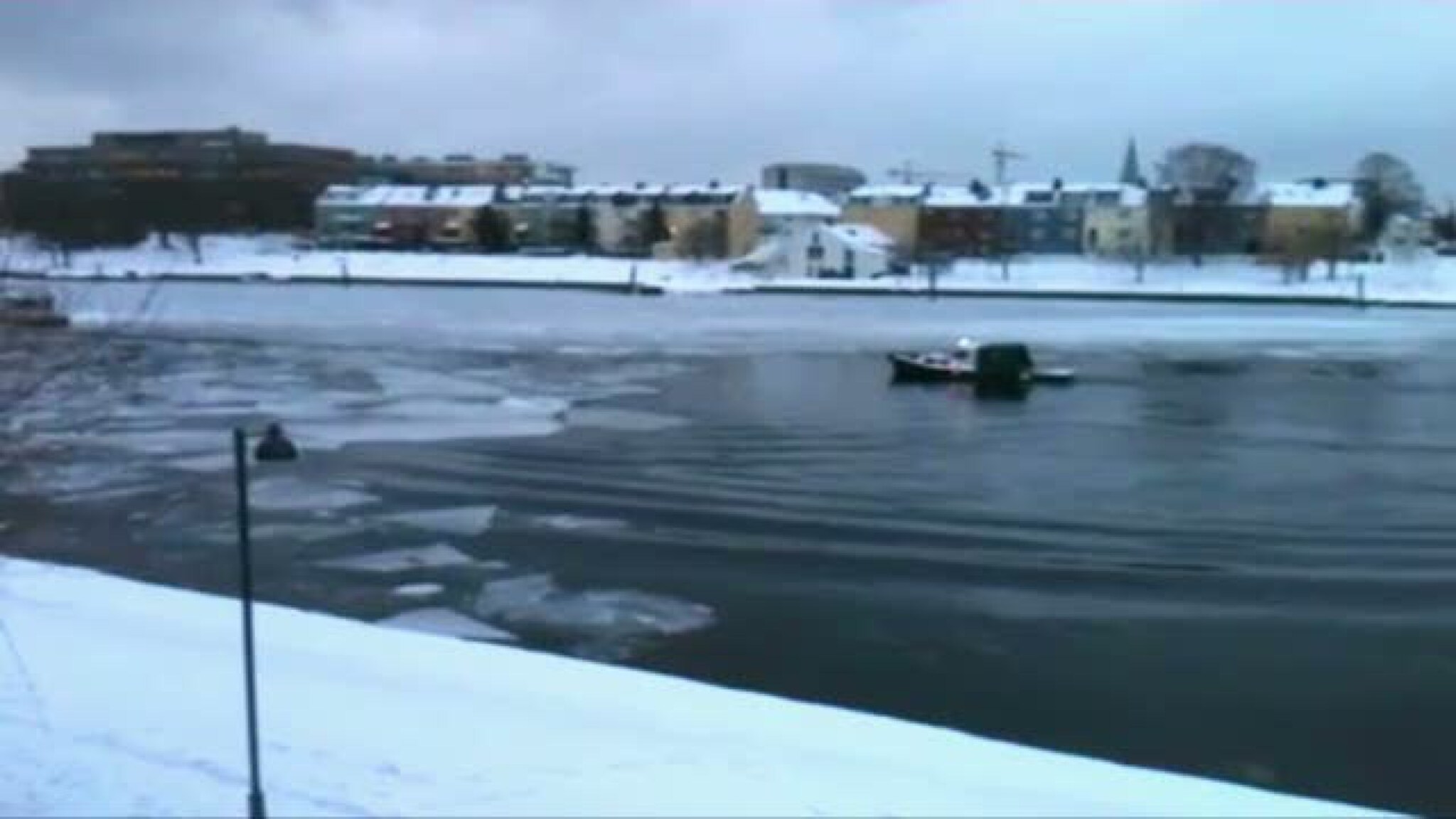 Brannbåten måtte hjelpes gjennom isen