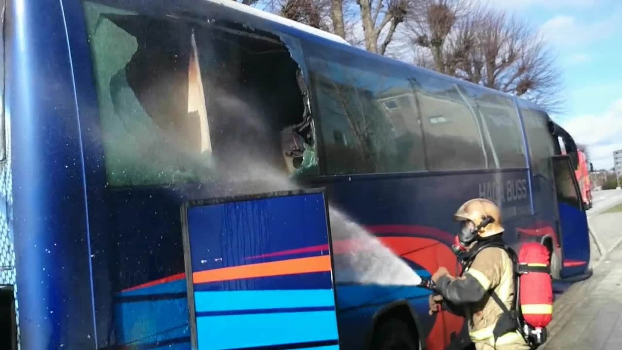 Her slukker brannvesenet bussbrannen
