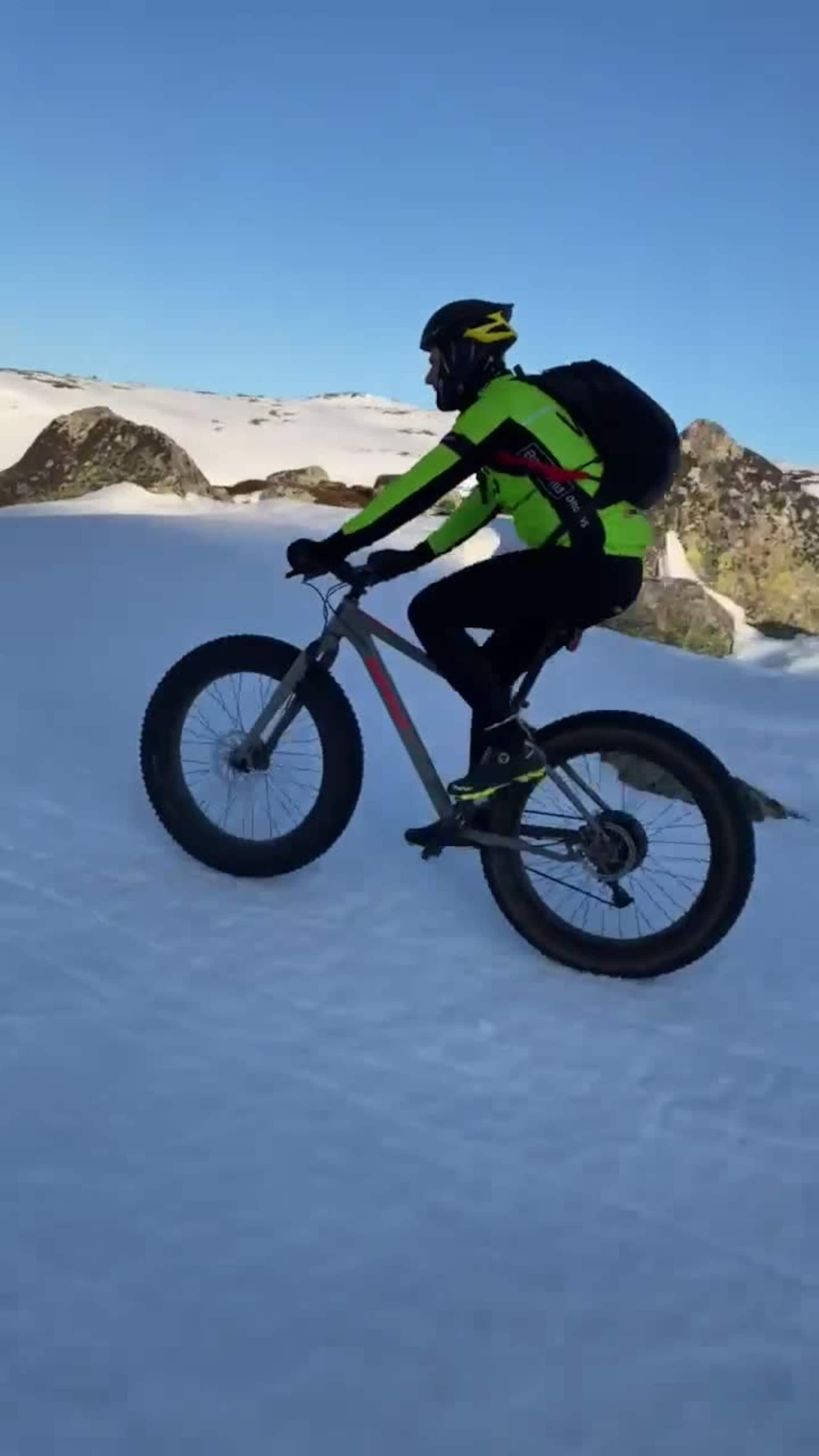 Andreas Nordal sykler på Setesdals tak