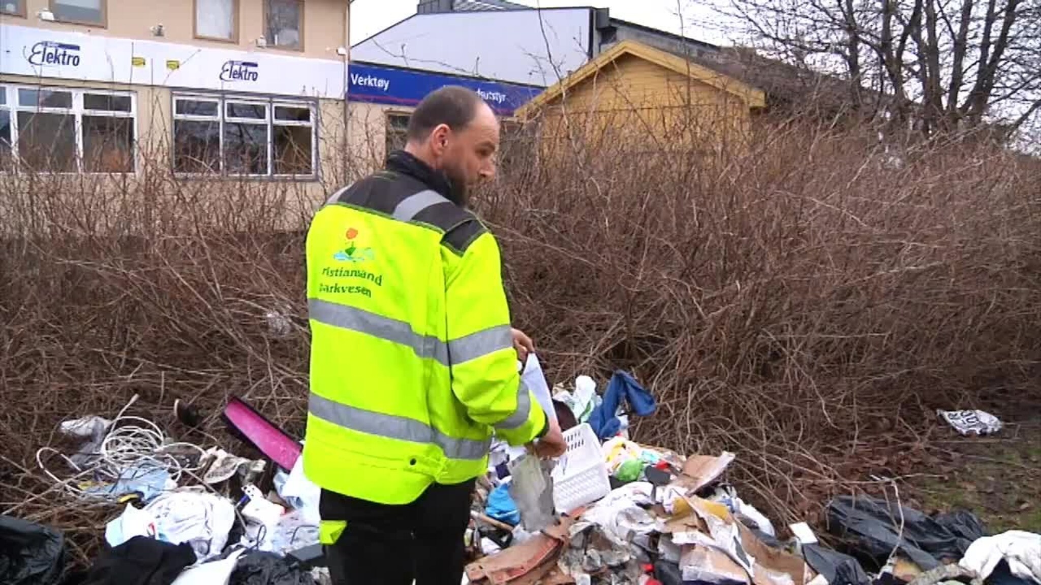 Oppdaget søppelhaug under snøen