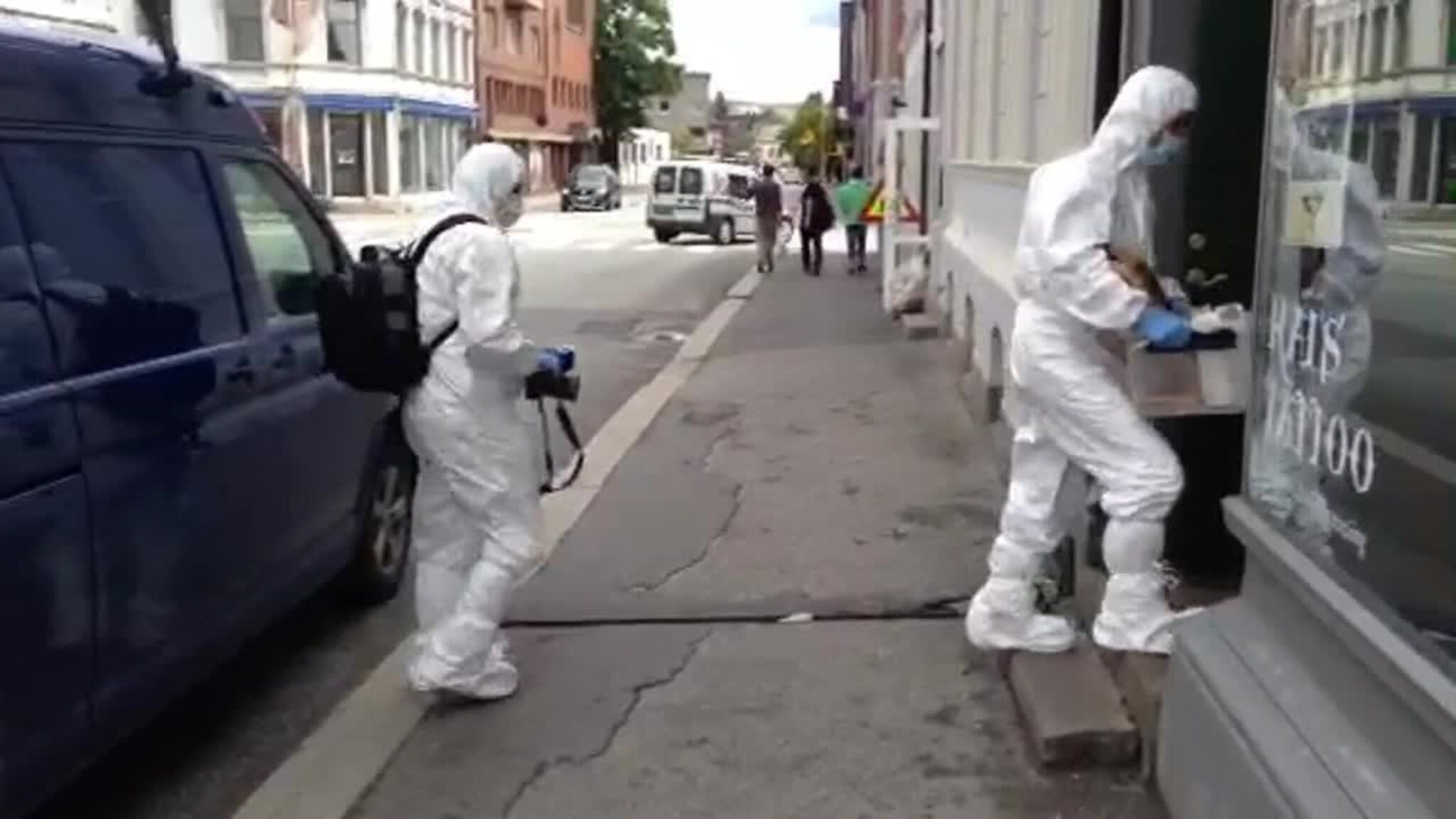 Her går krimteknikerne inn i leiligheten