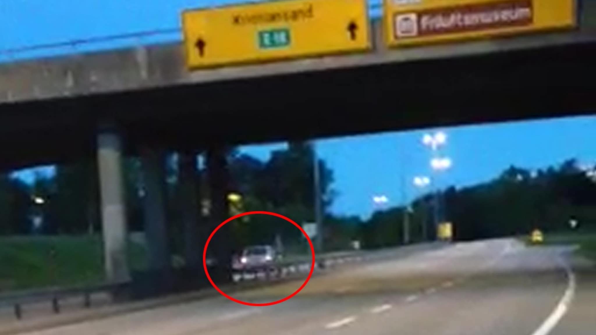 Her kjører bilen feil på E 18