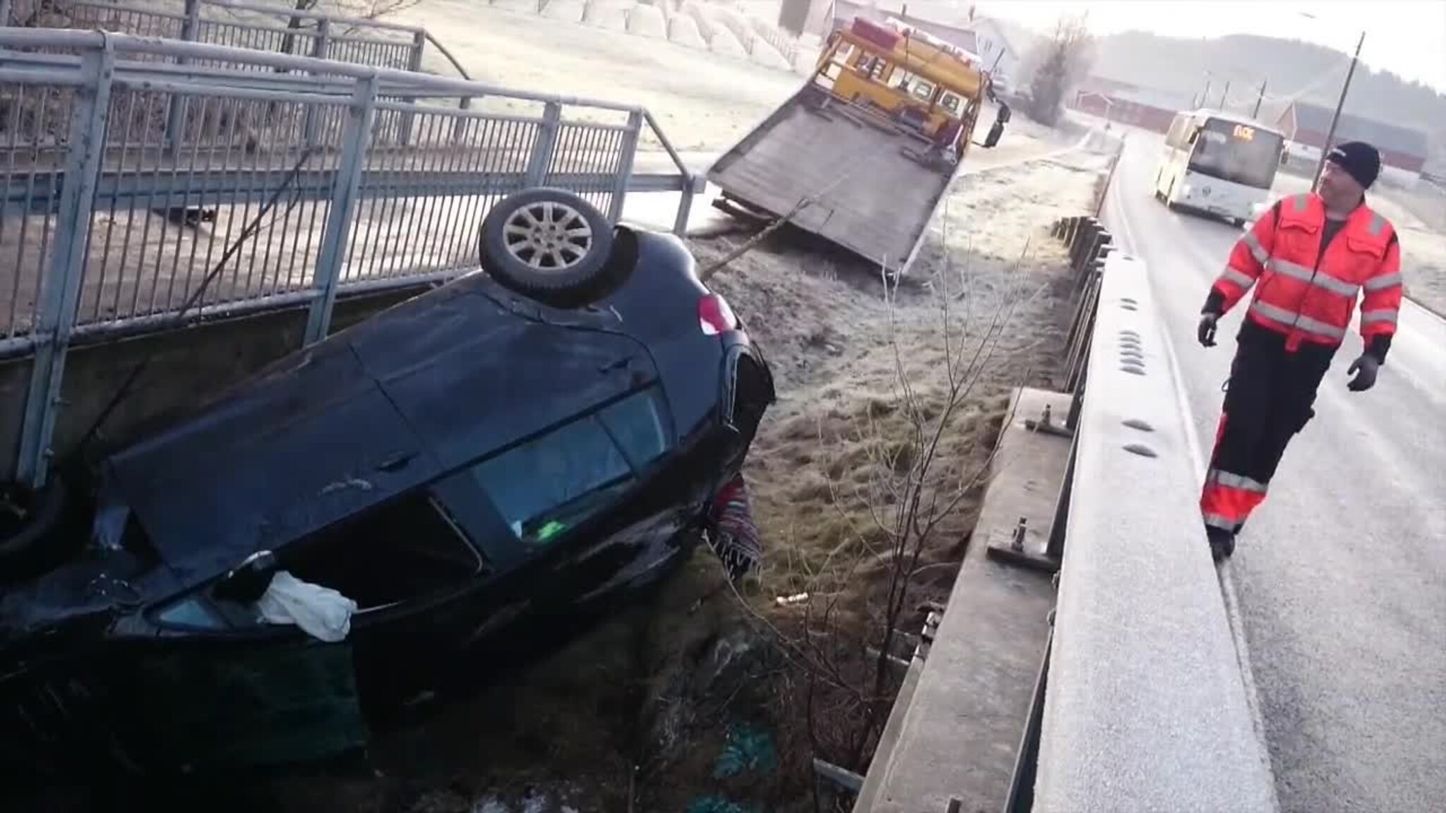 Forsøker å berge ulykkesbilen - så blir det bom stopp