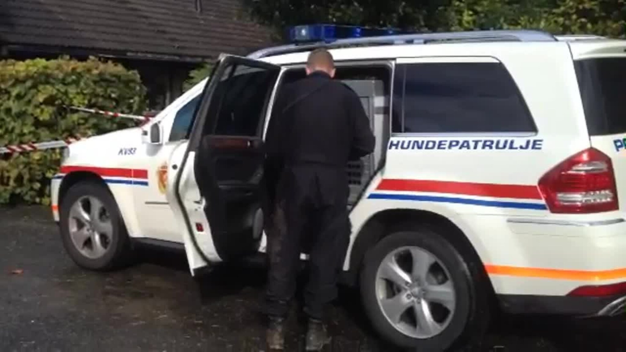 Hundepatrulje til drapsåsted