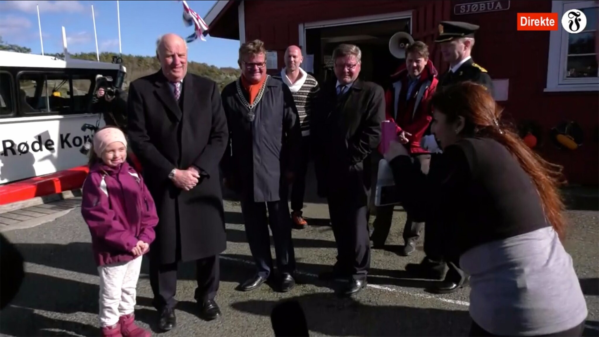 Her tar Alyssa (8) bilde med selveste kongen