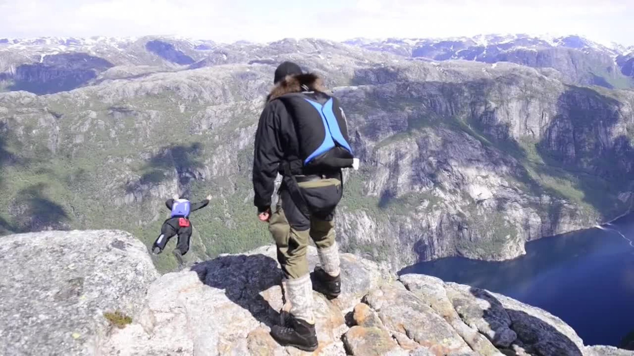 Her hopper 62-åringen fra Bygland utfor Kjerag