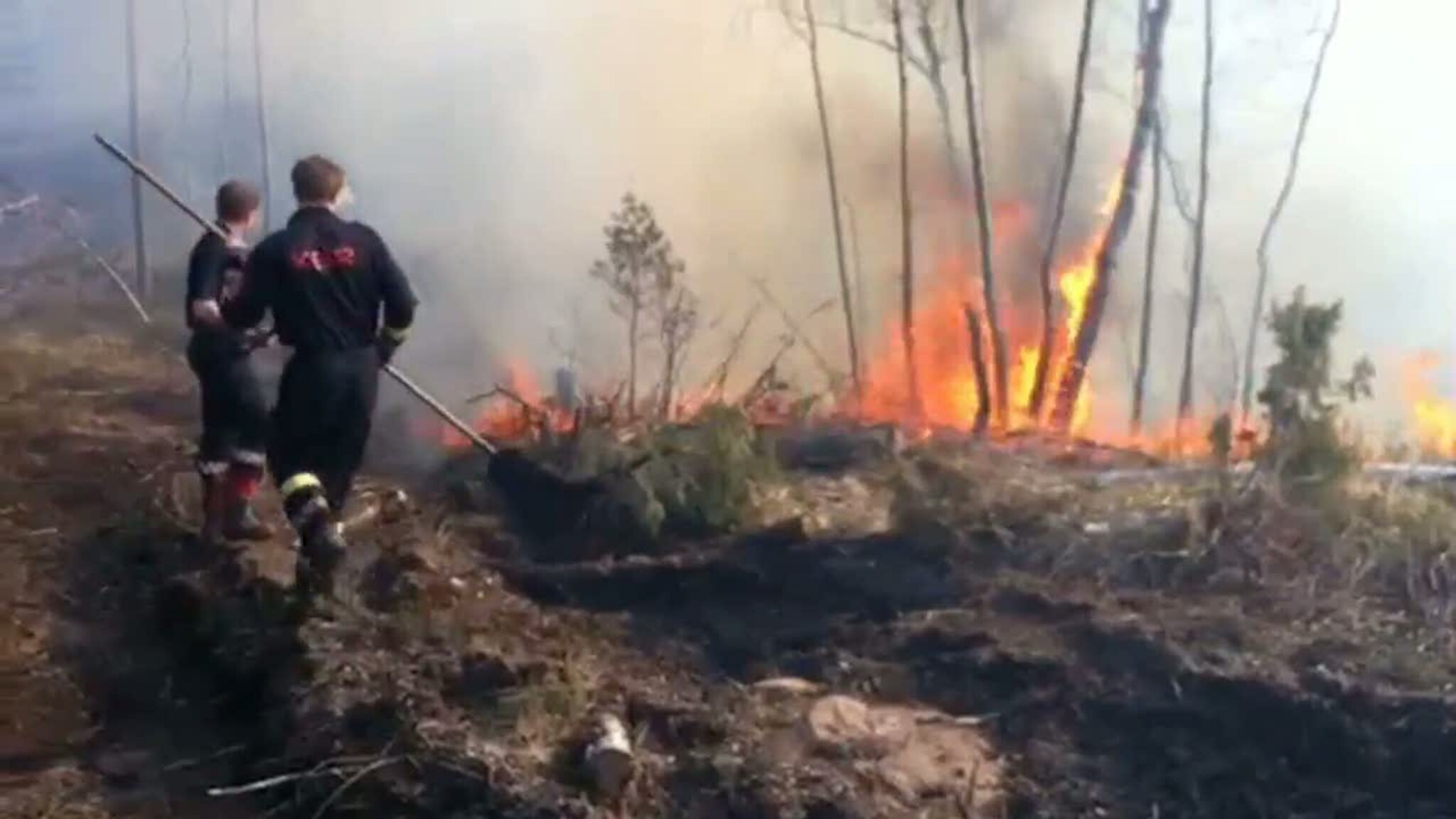 Prøver å slukke brannen