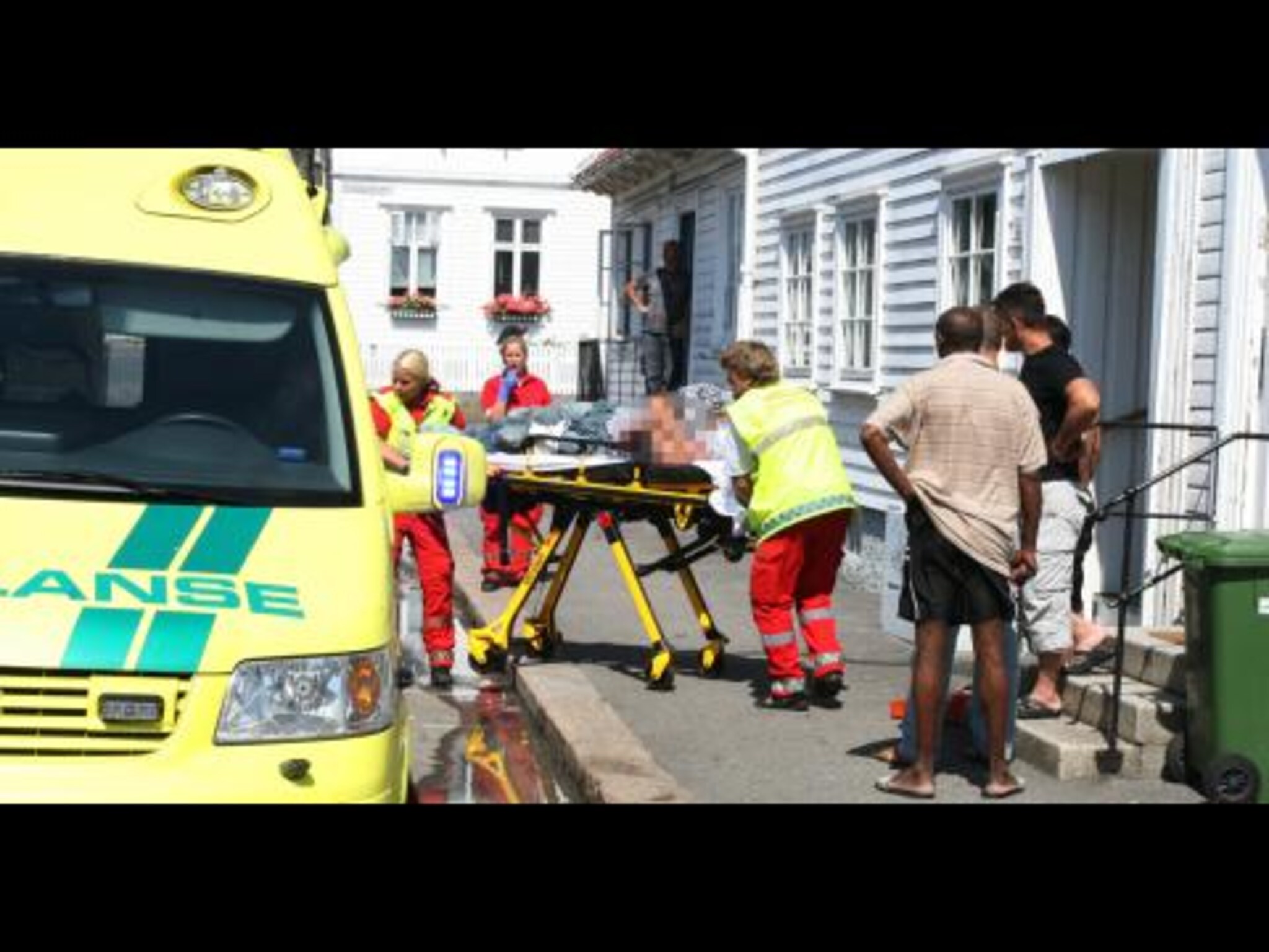 - De slo ham i bakken og hoppet på hodet hans