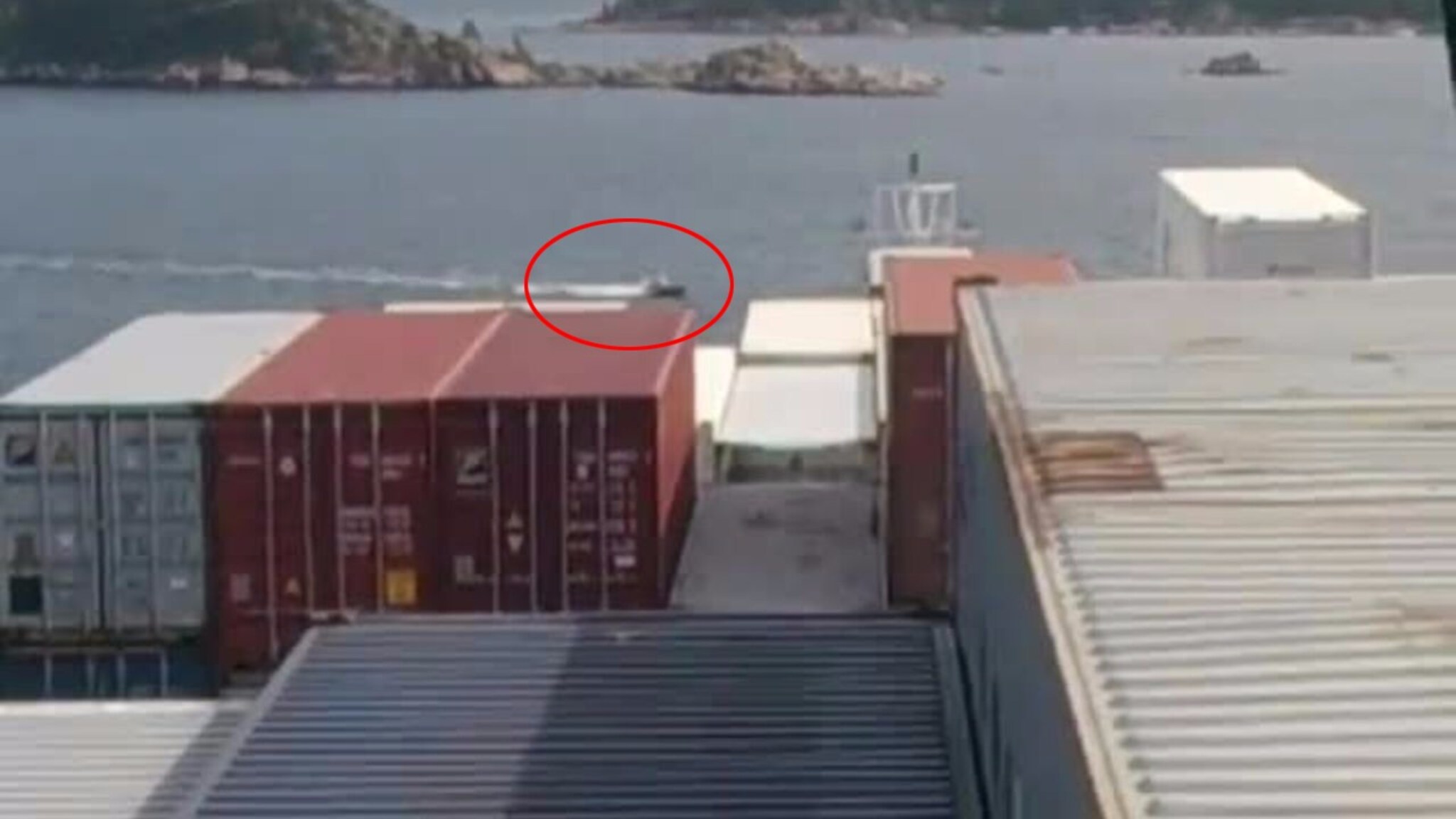 Her forsvinner småbåten foran skipet