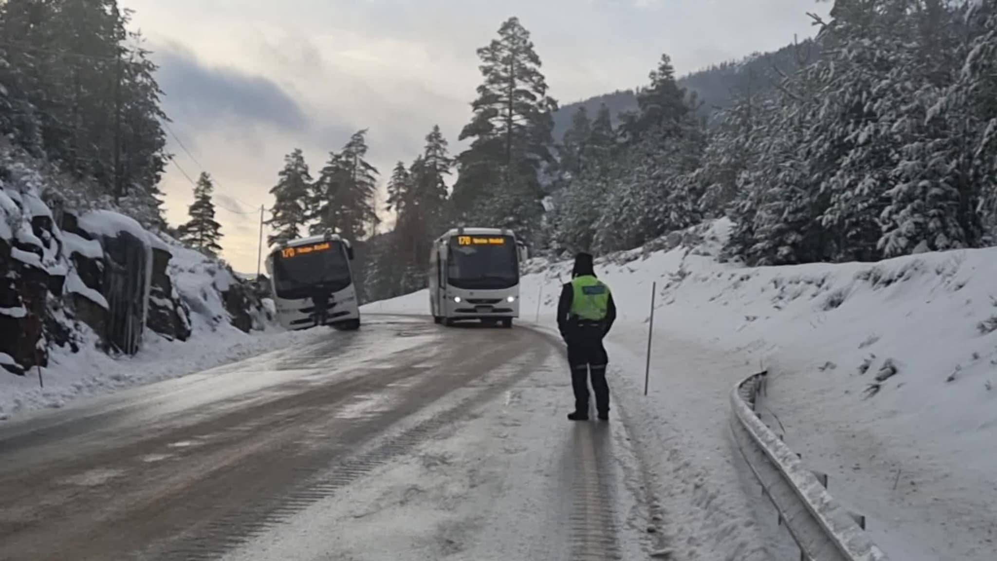 Buss har kjørt utfor på riksvei 9