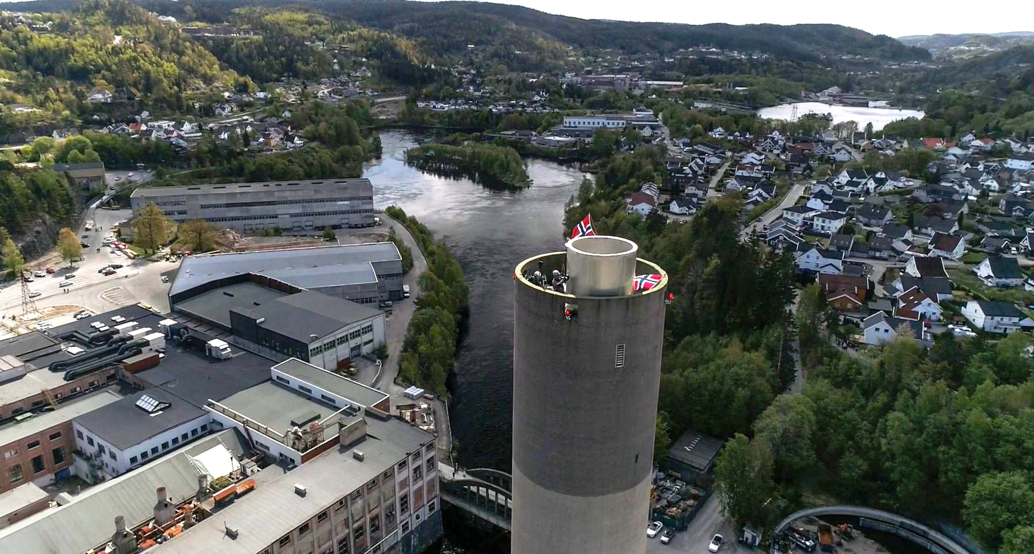 Dronevideo: Se Bjøro synge nasjonalsangen i Hunsfospipa