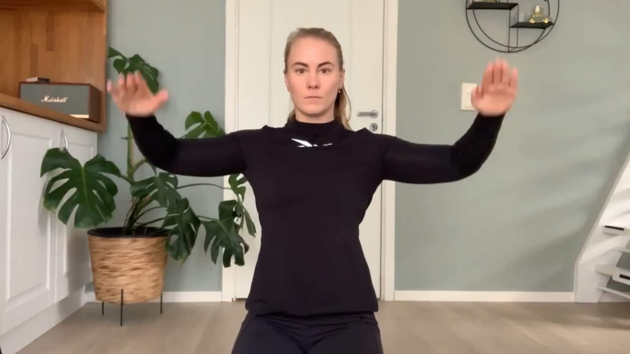 Margaret Knutson Aase demonstrerer øvelser til hjemmekontoret 7