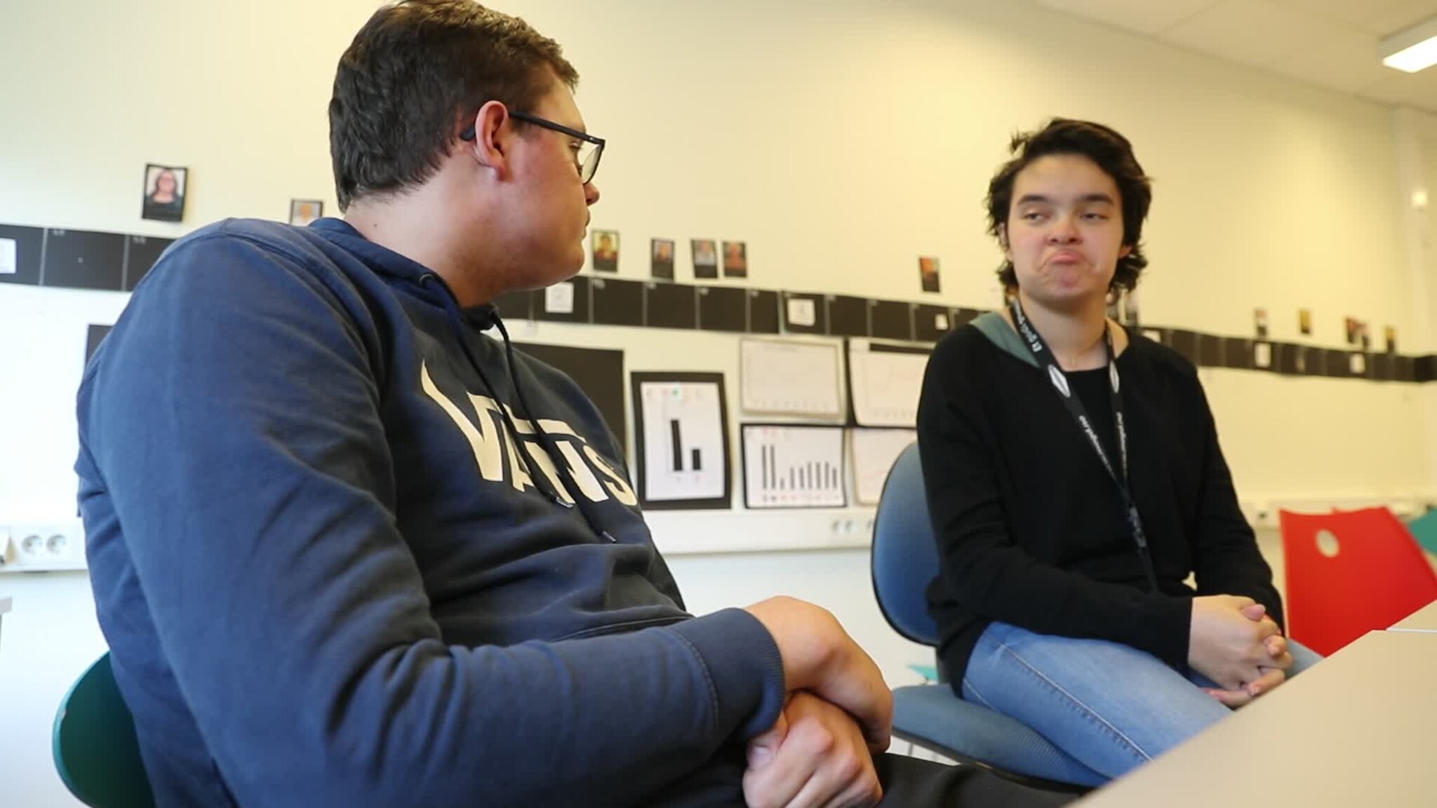 Alethia (21) sammen med klassekamerat