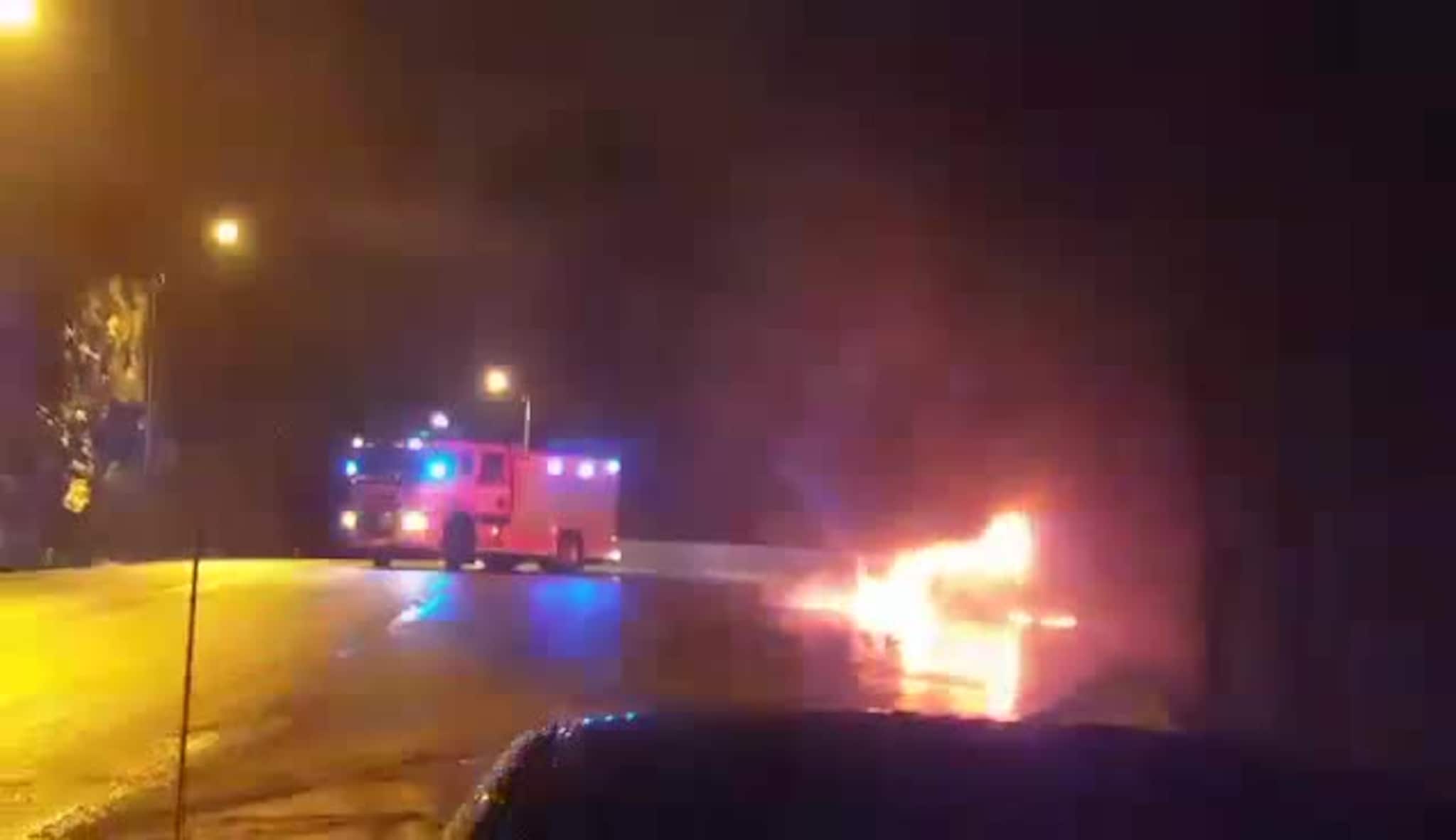 Høye flammer og smell da bil brant ved riksvei 9