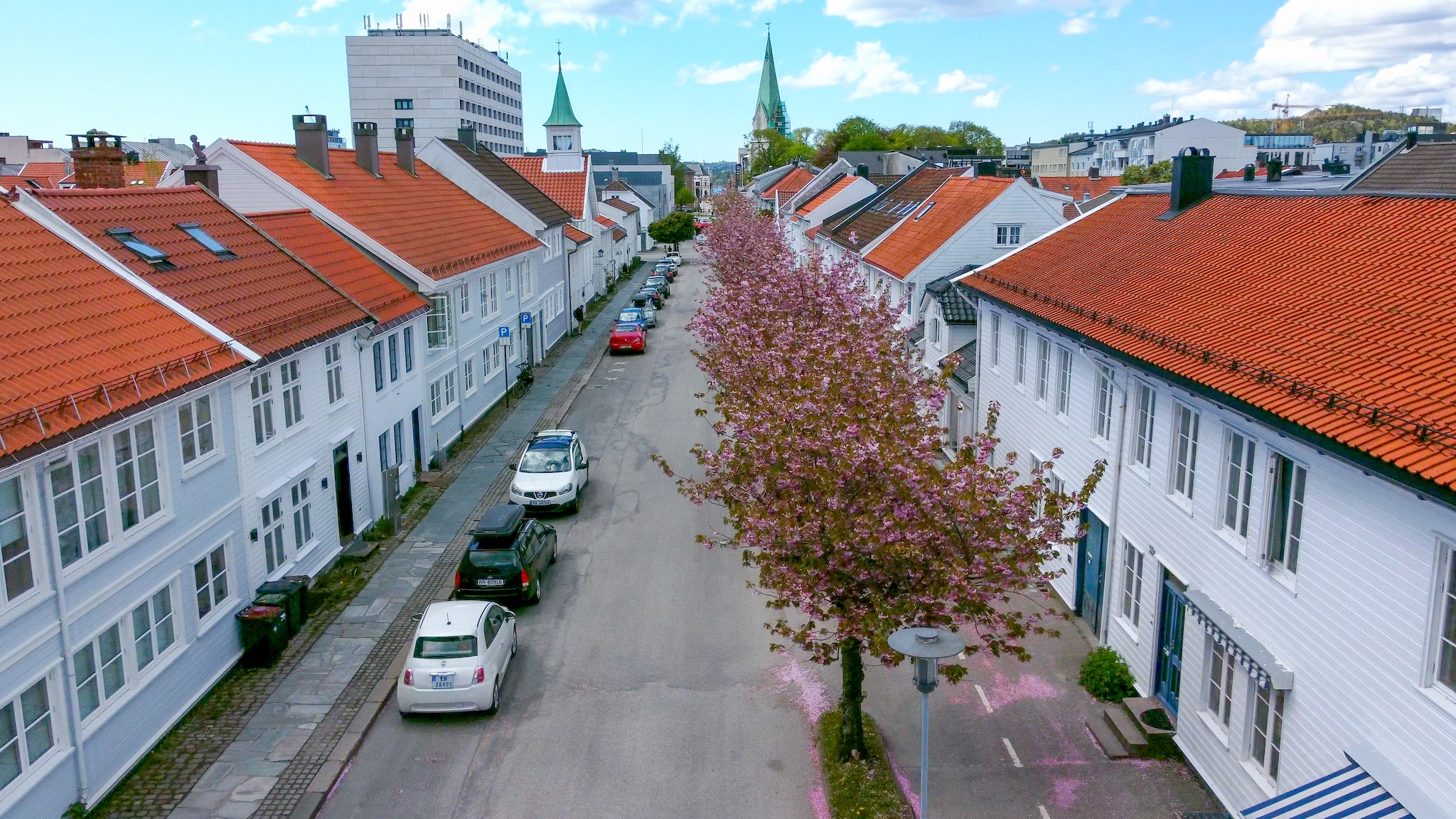 Video: Fly over de vakre trærne i Rådhusgata med drone