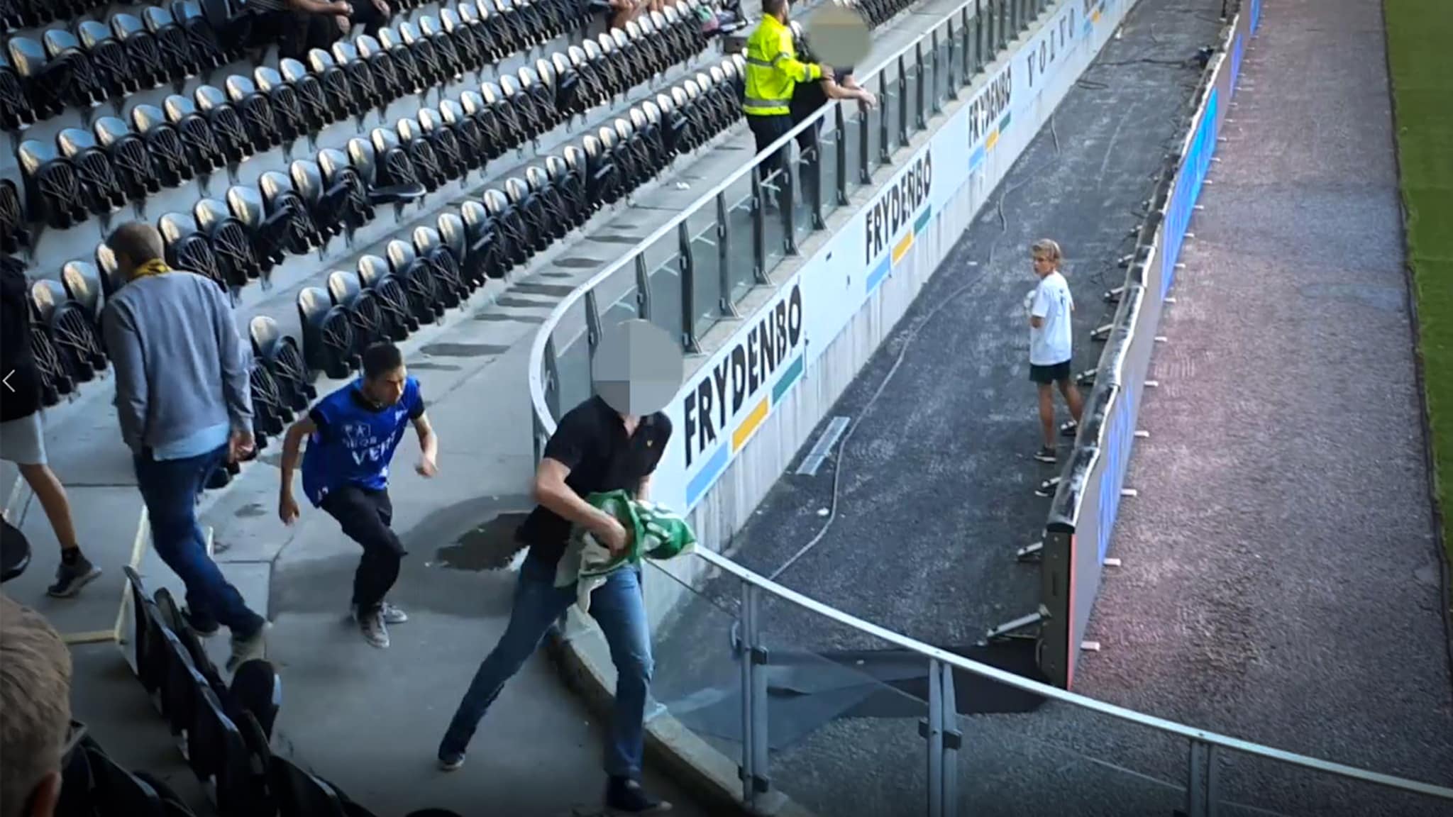 Her stjeler de flagget fra Hamkam-supporterne