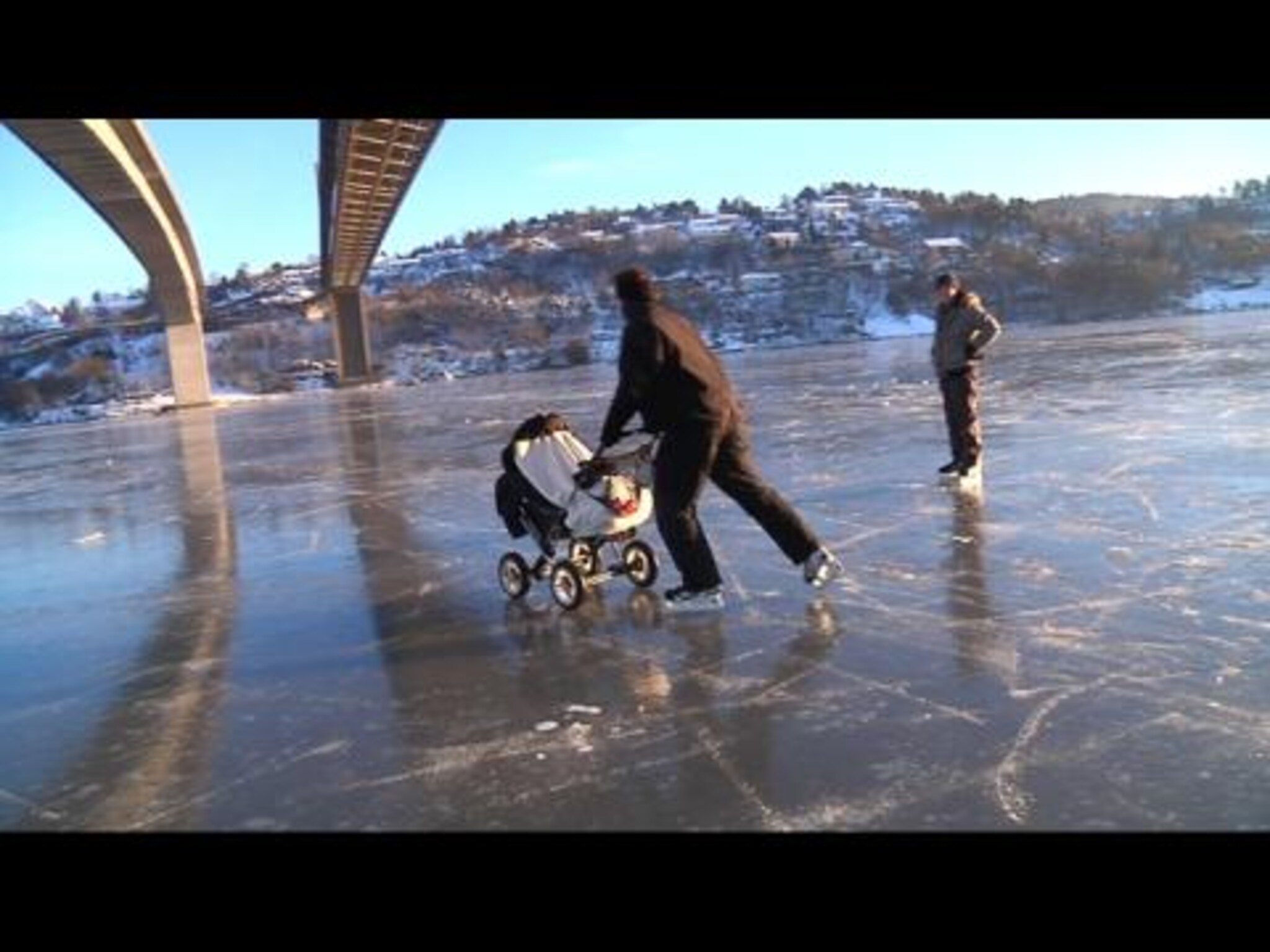 Skøyter under Varoddbroa