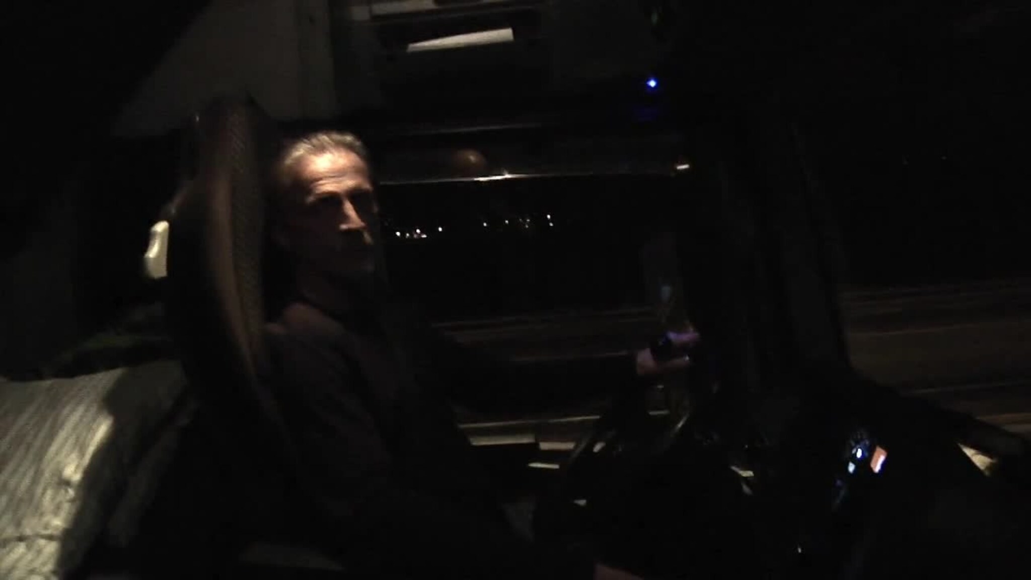 Noen står og spinner på flat mark