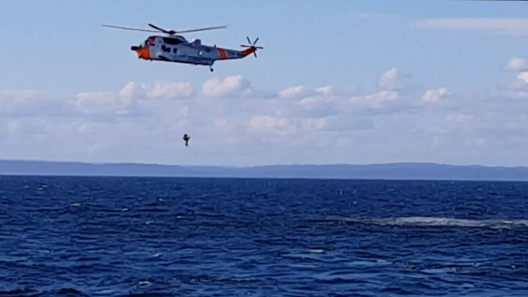 Her hentes en av personene opp av sjøen