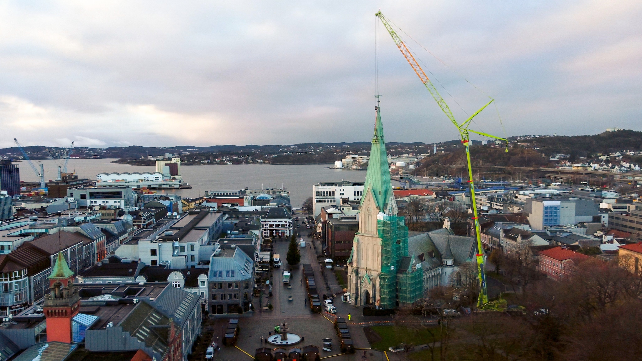 VIDEO: Her skifter de vinduene 70 meter over bakken i domkirketårnet