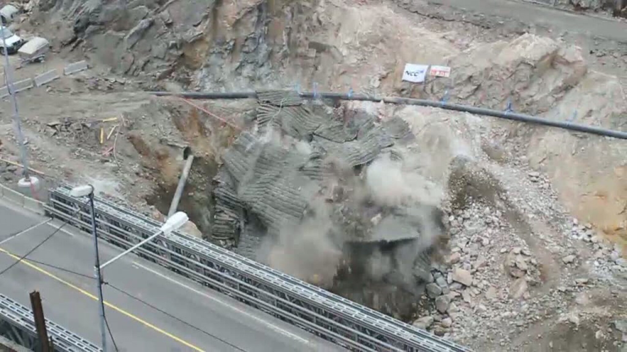 VIDEO FRA ANNEN VINKEL: Her får fotografen en seg en liten støkk - og rykker til...