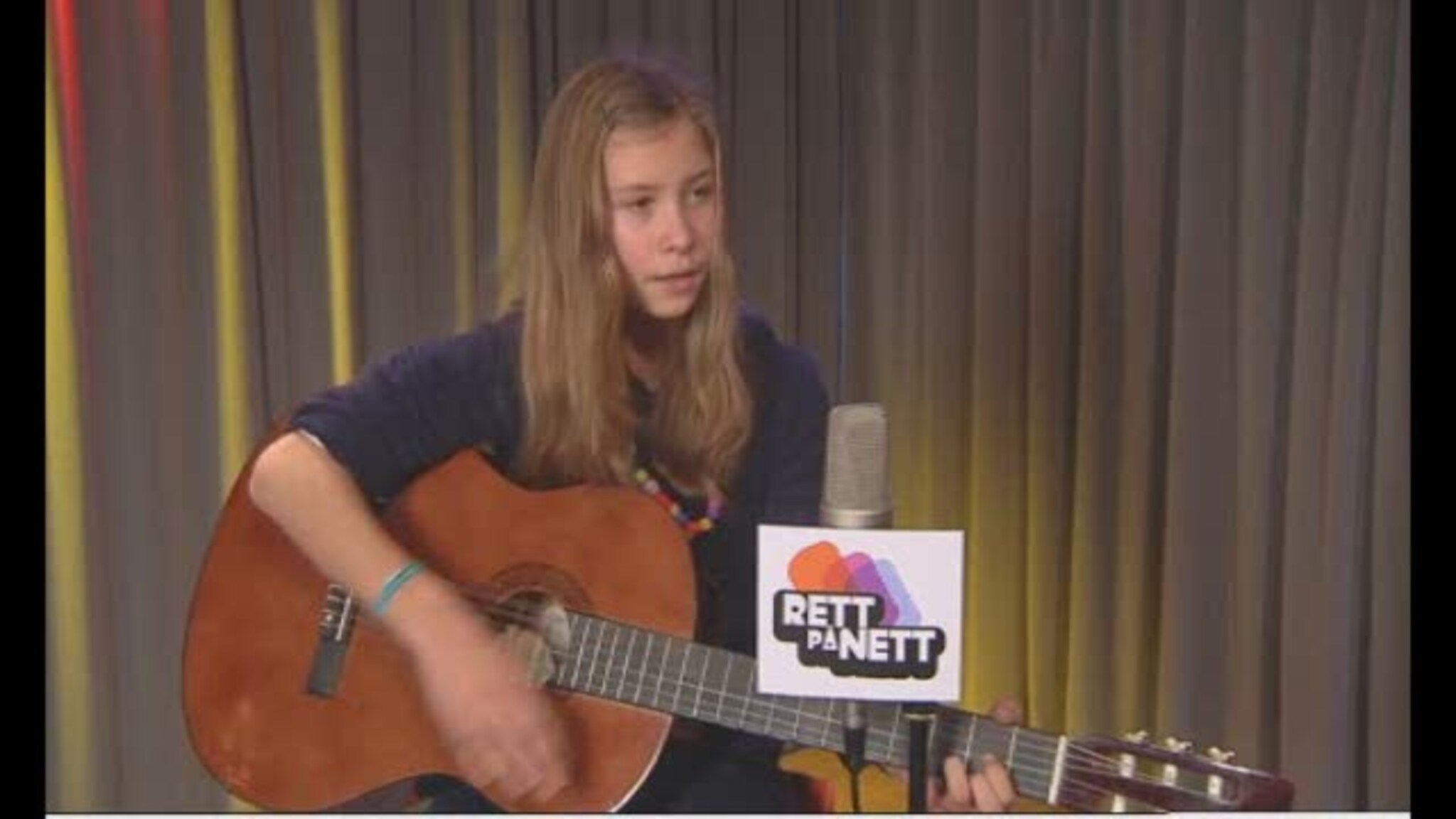 Se Martine(13) spille og synge