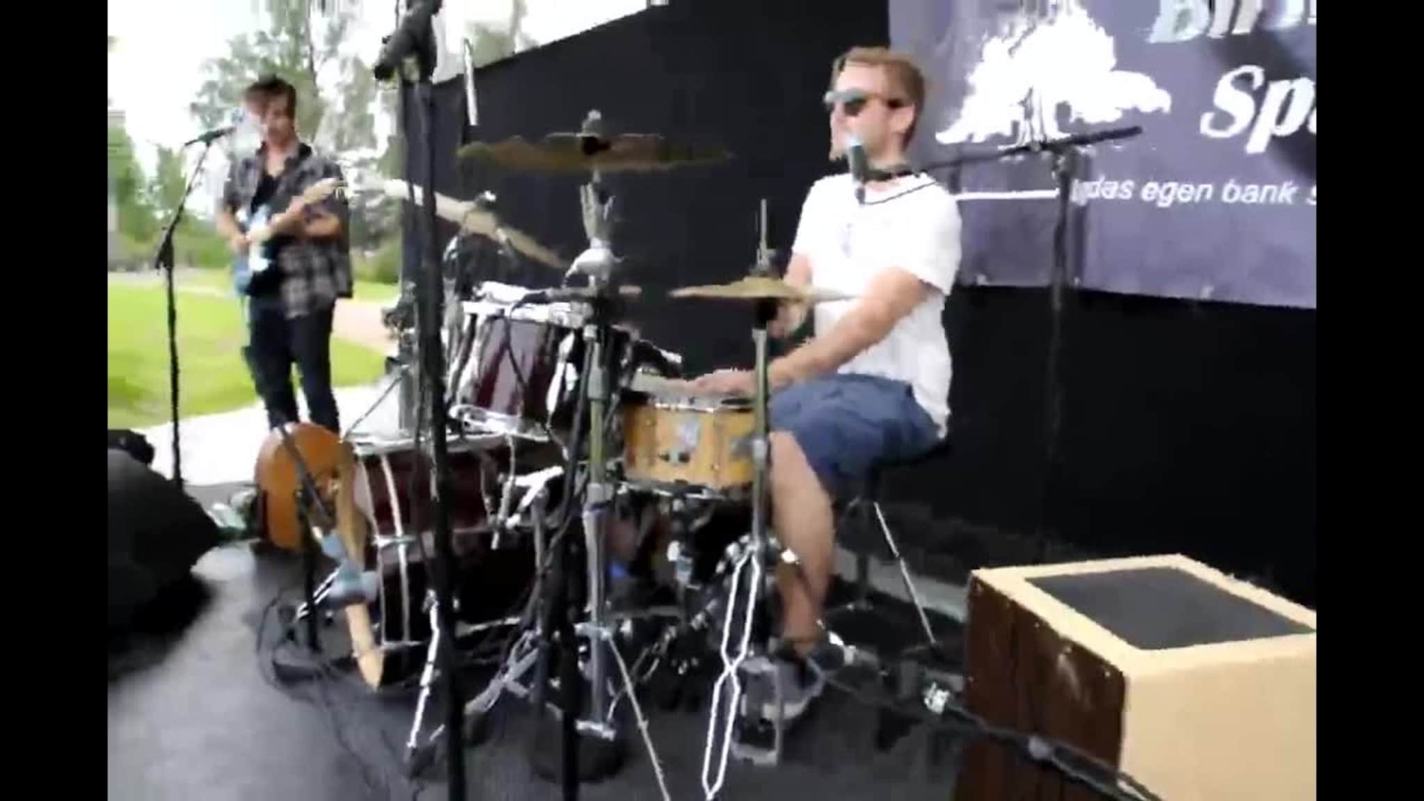 Knutson og Åsgården spiller trommer