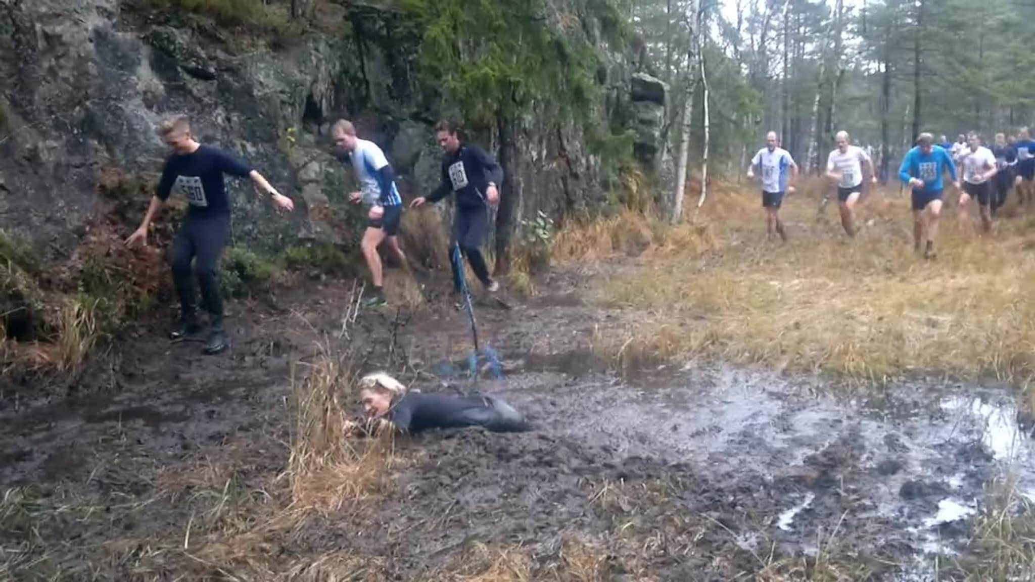 Her blir Kjersti slukt av gjørma