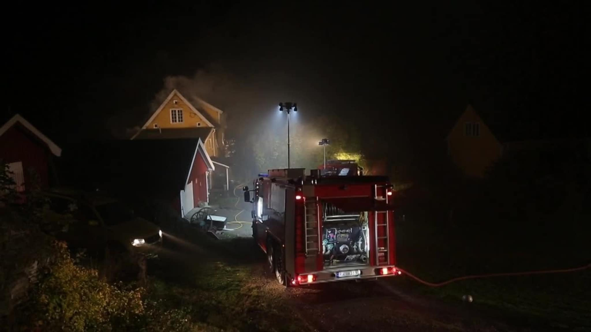 Her tar brannvesenet seg inn i huset