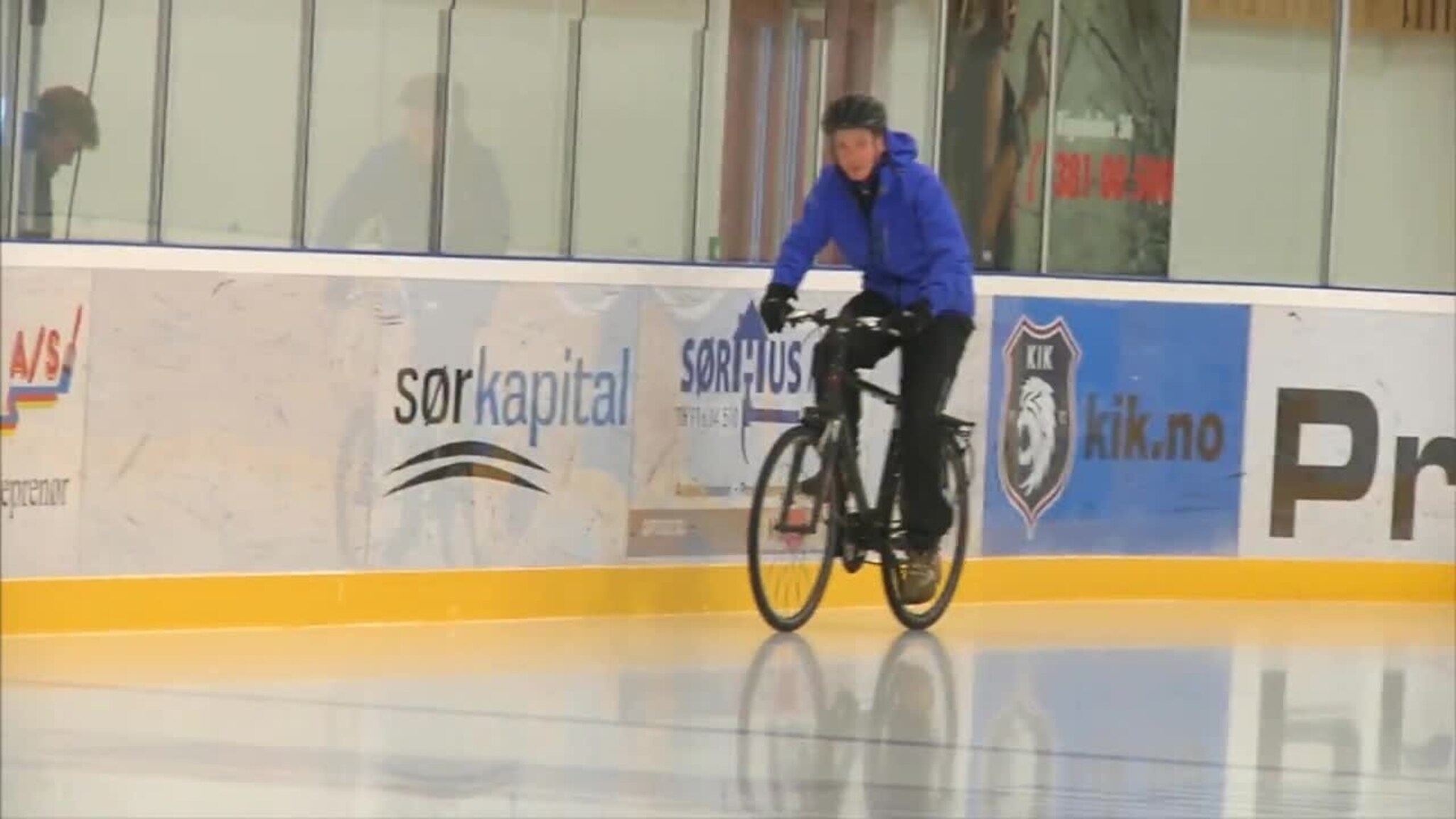 Testet piggdekk på isbanen