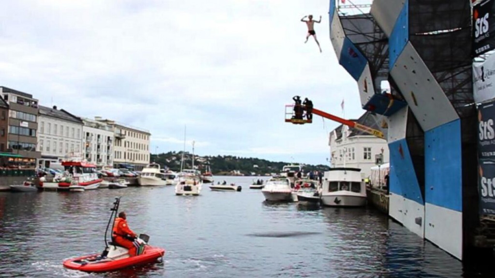 Se klatreren ramle 12 meter ned i vannet