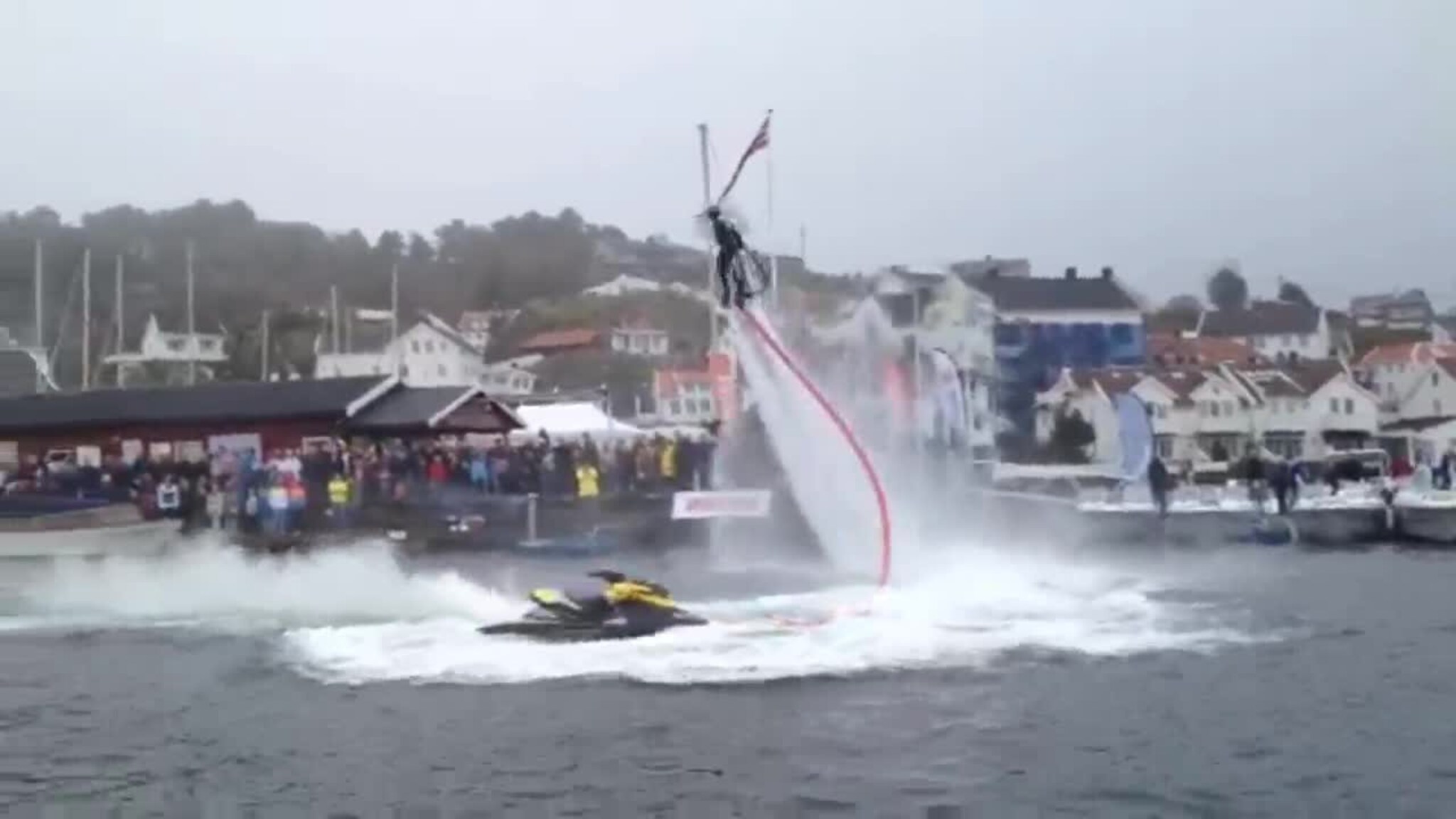 Spektakulær oppvisning under båtmessa