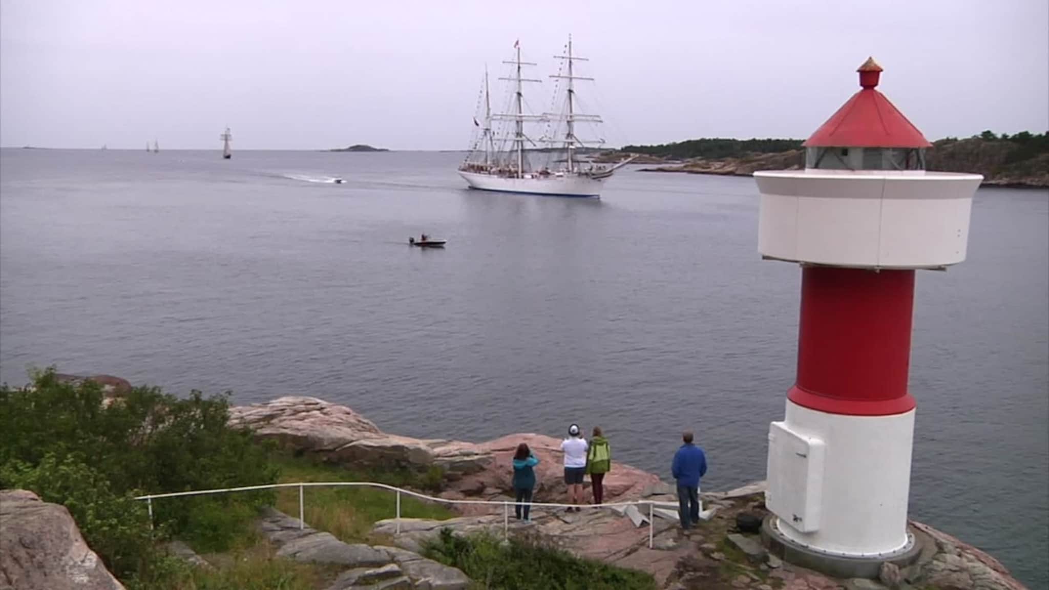 Se de største skutene passere Odderøya fyr