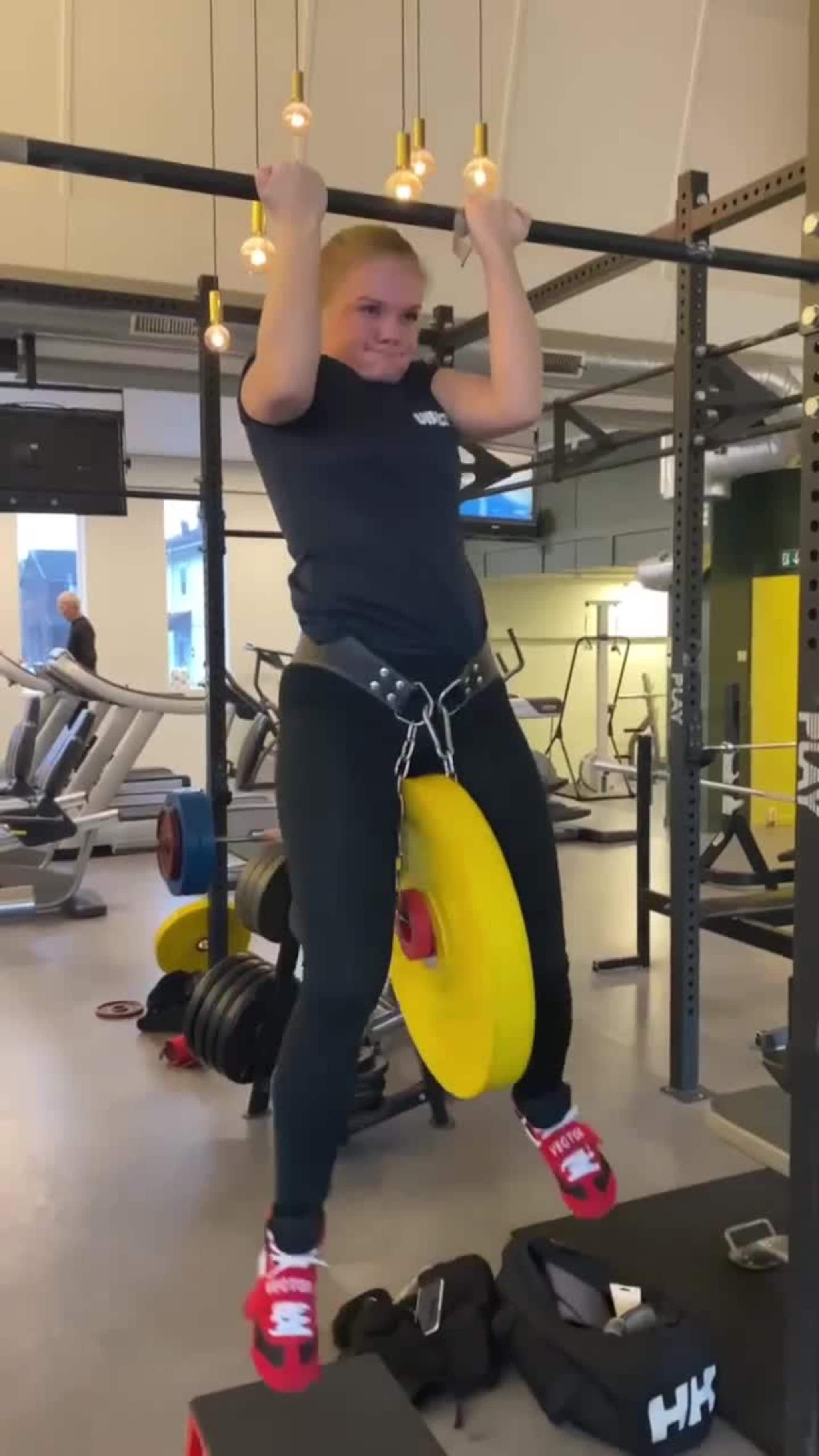 Liz Tobiassen i pullup med ekstra vekt