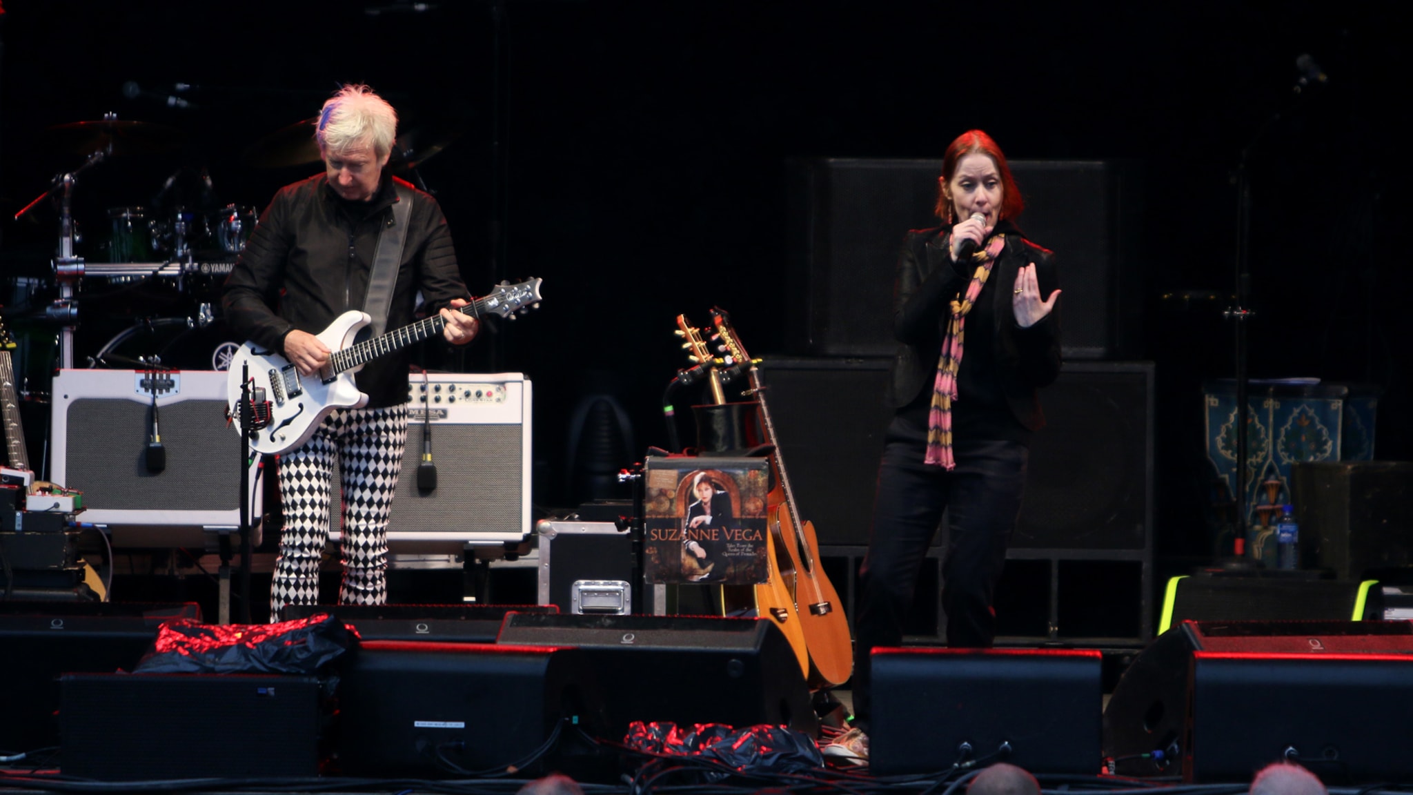 Suzanne Vega spiller "Luka" på Odderøya