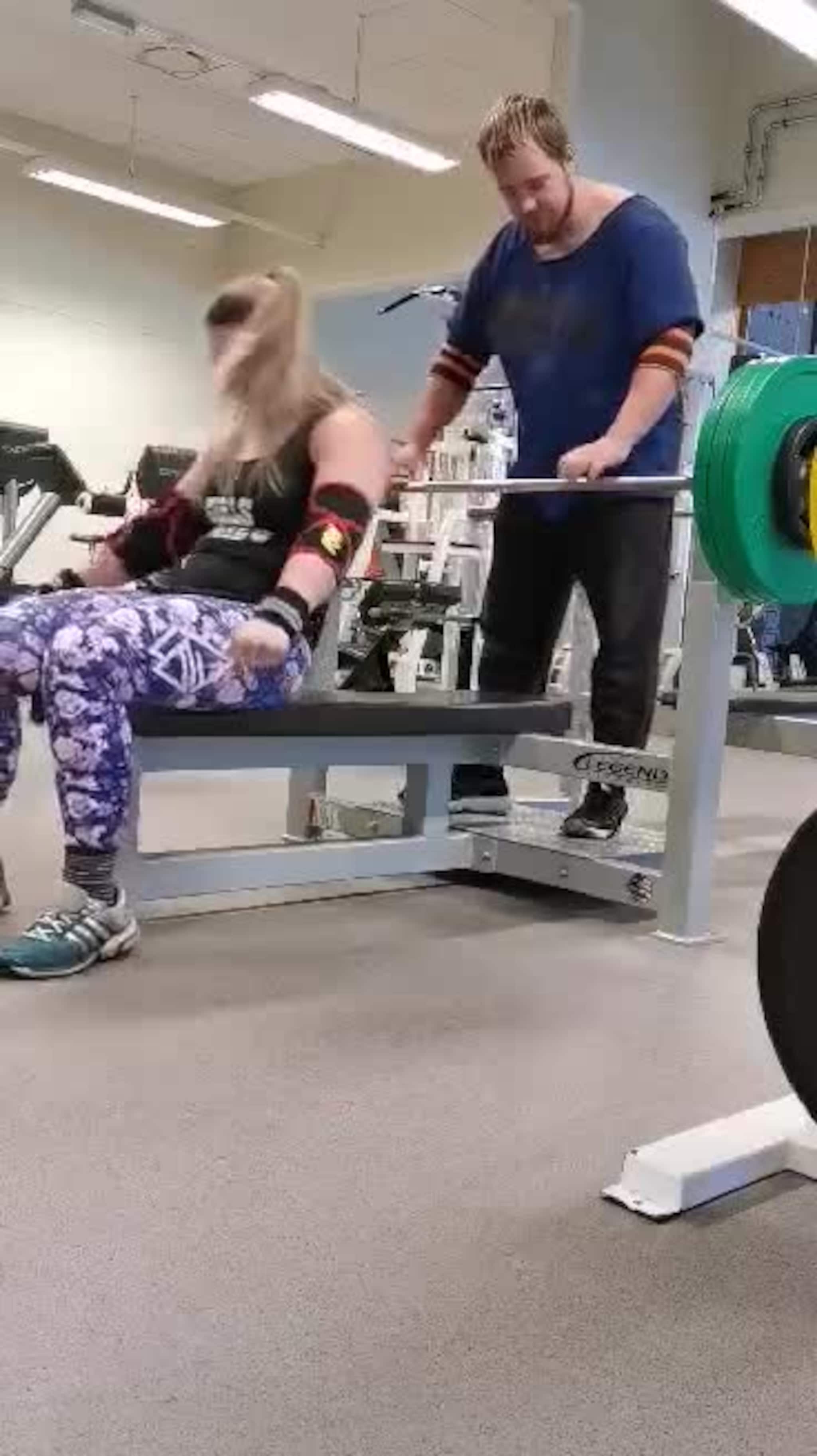 Trine Åknes Eikhom 90 kilo i benkpress