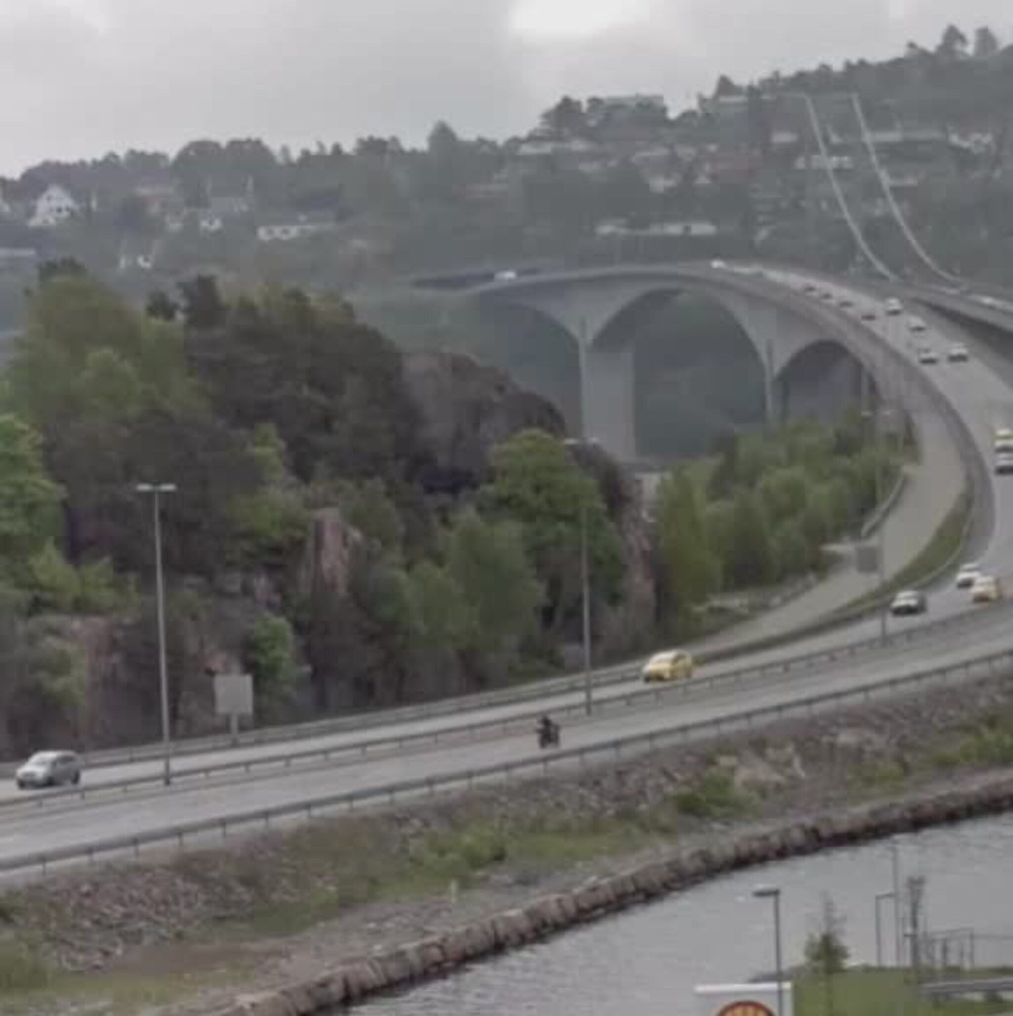 Her braser traileren inn i bilen på Varoddbrua