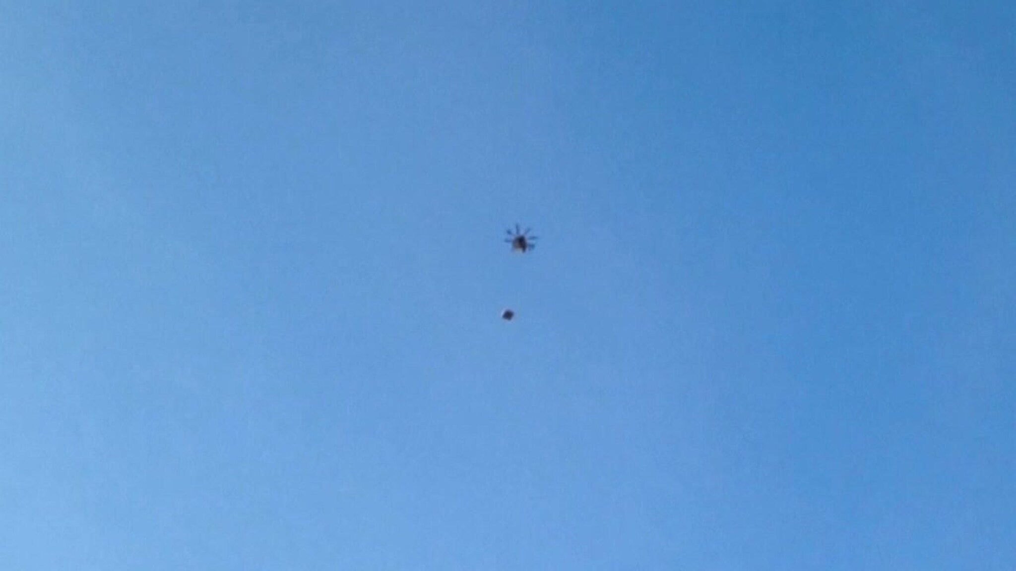 Leverer pizza med drone