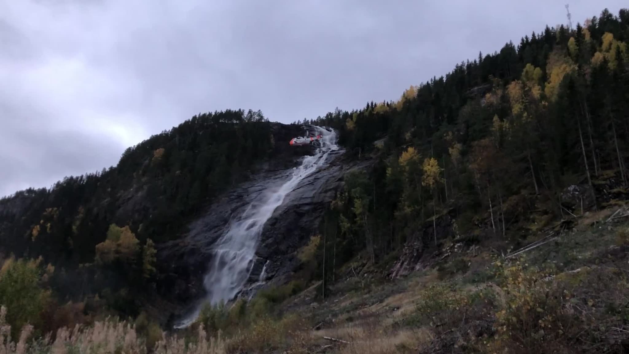 Her blir kvinnen reddet med helikopter