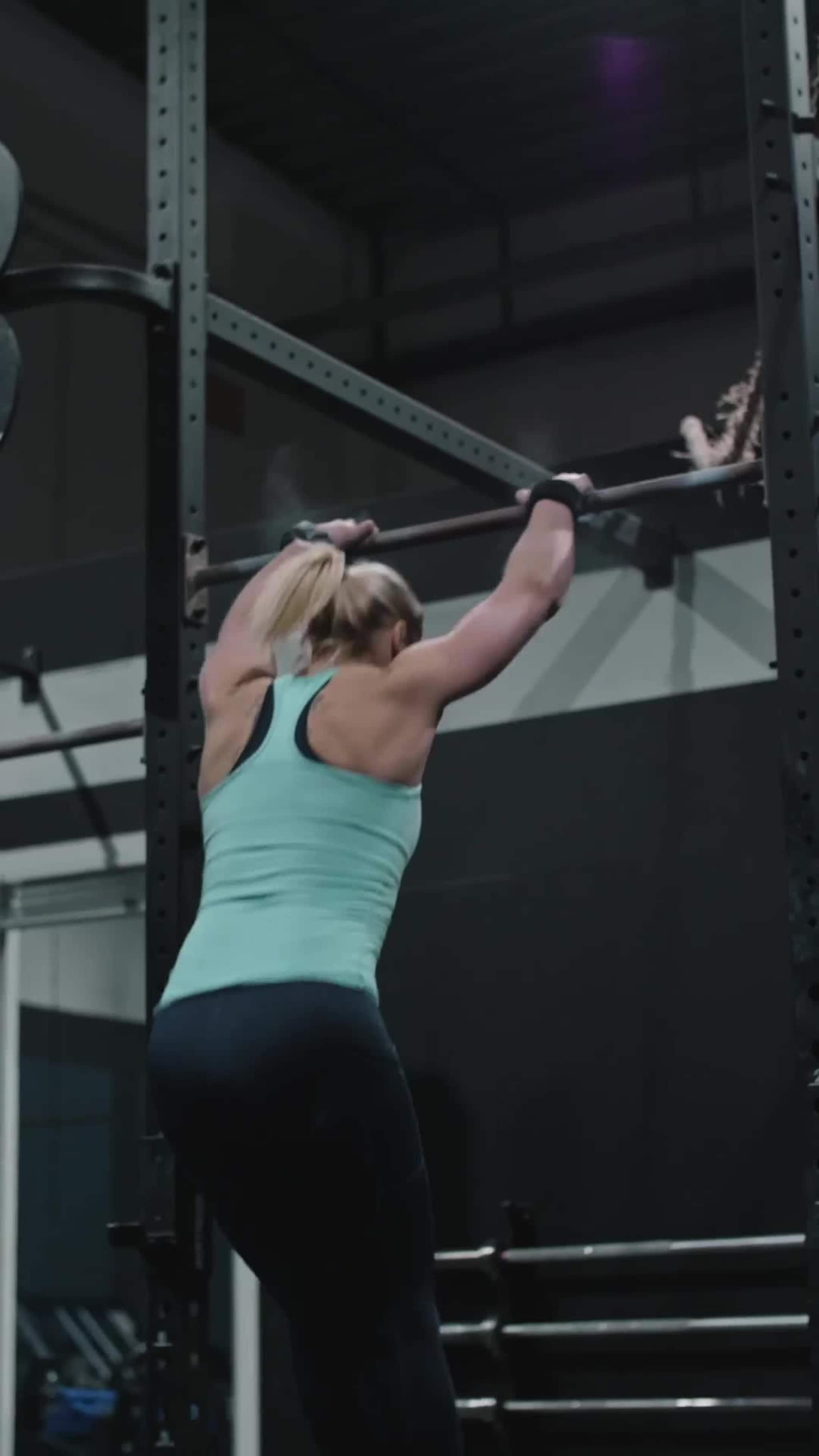 Samantha van Dijken med muscle-ups