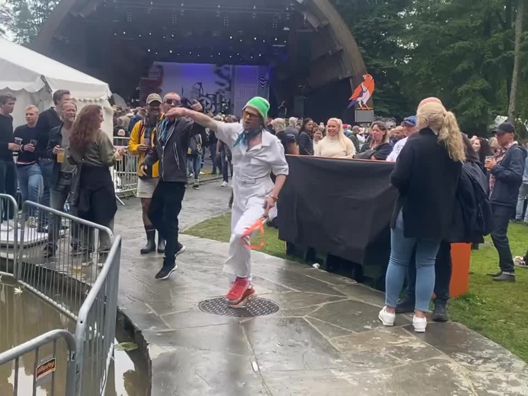 Her danser DJ-en blant publikum