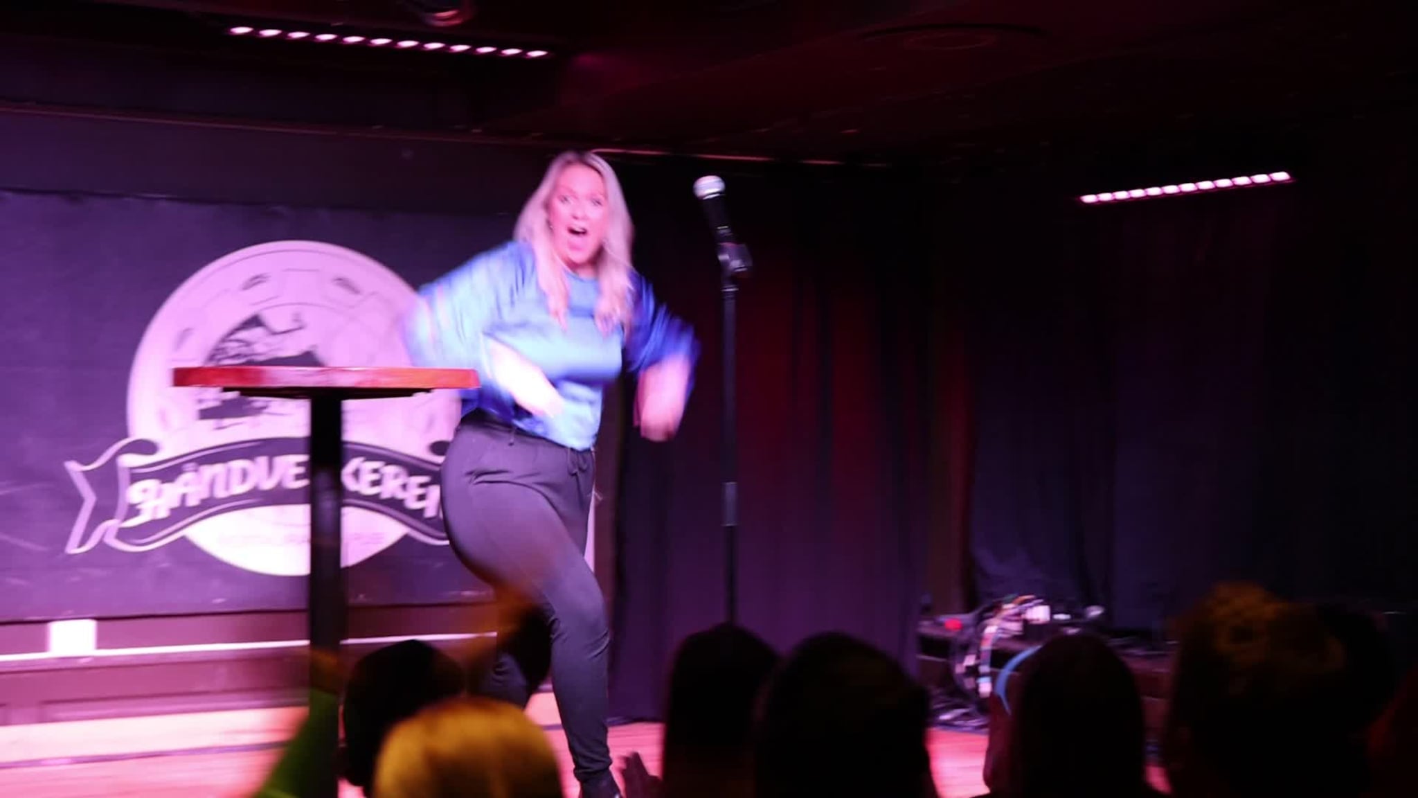 Mor Therese kommer på scenen