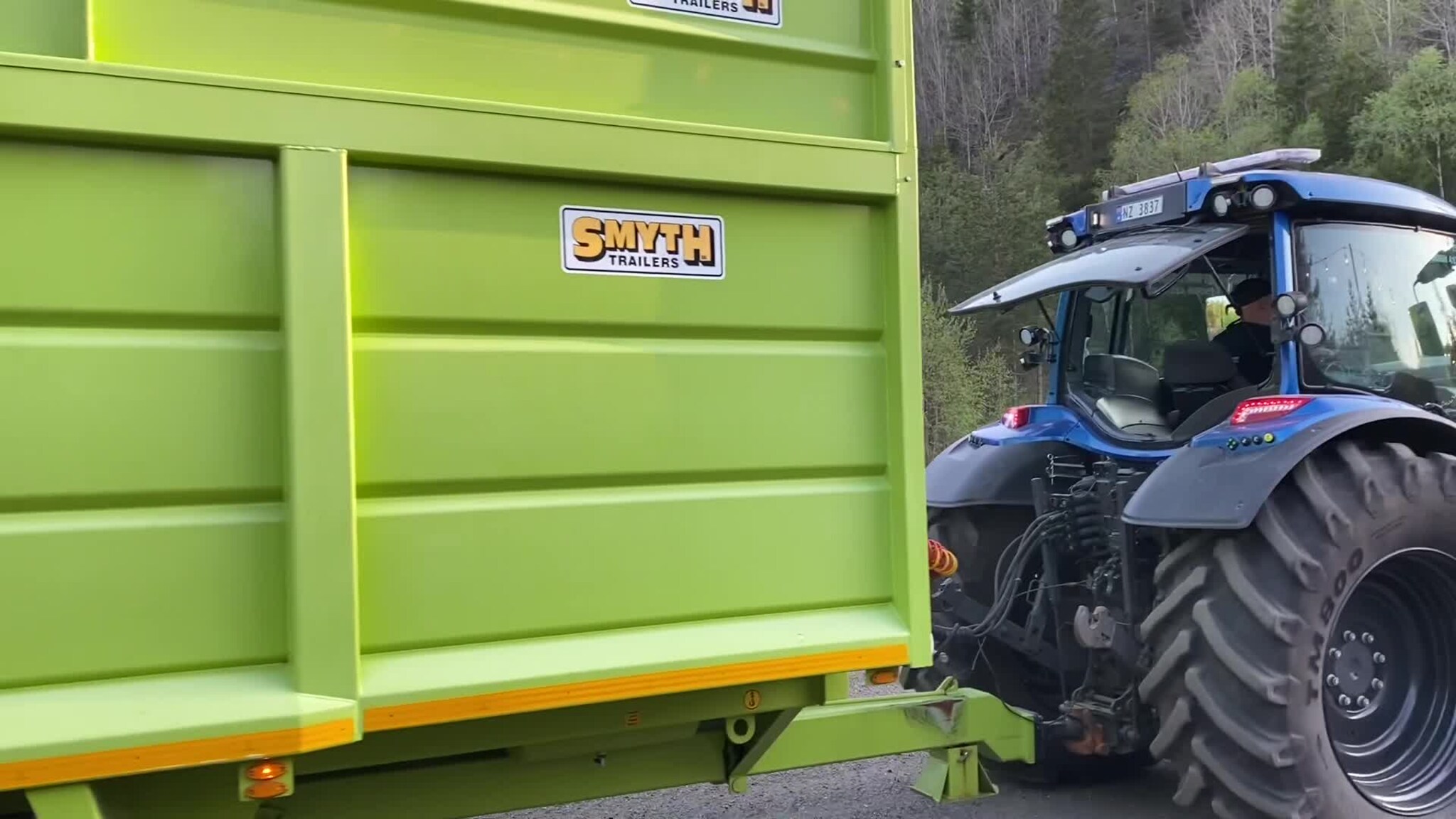 Her ankommer de festivalen i traktor-tilhenger