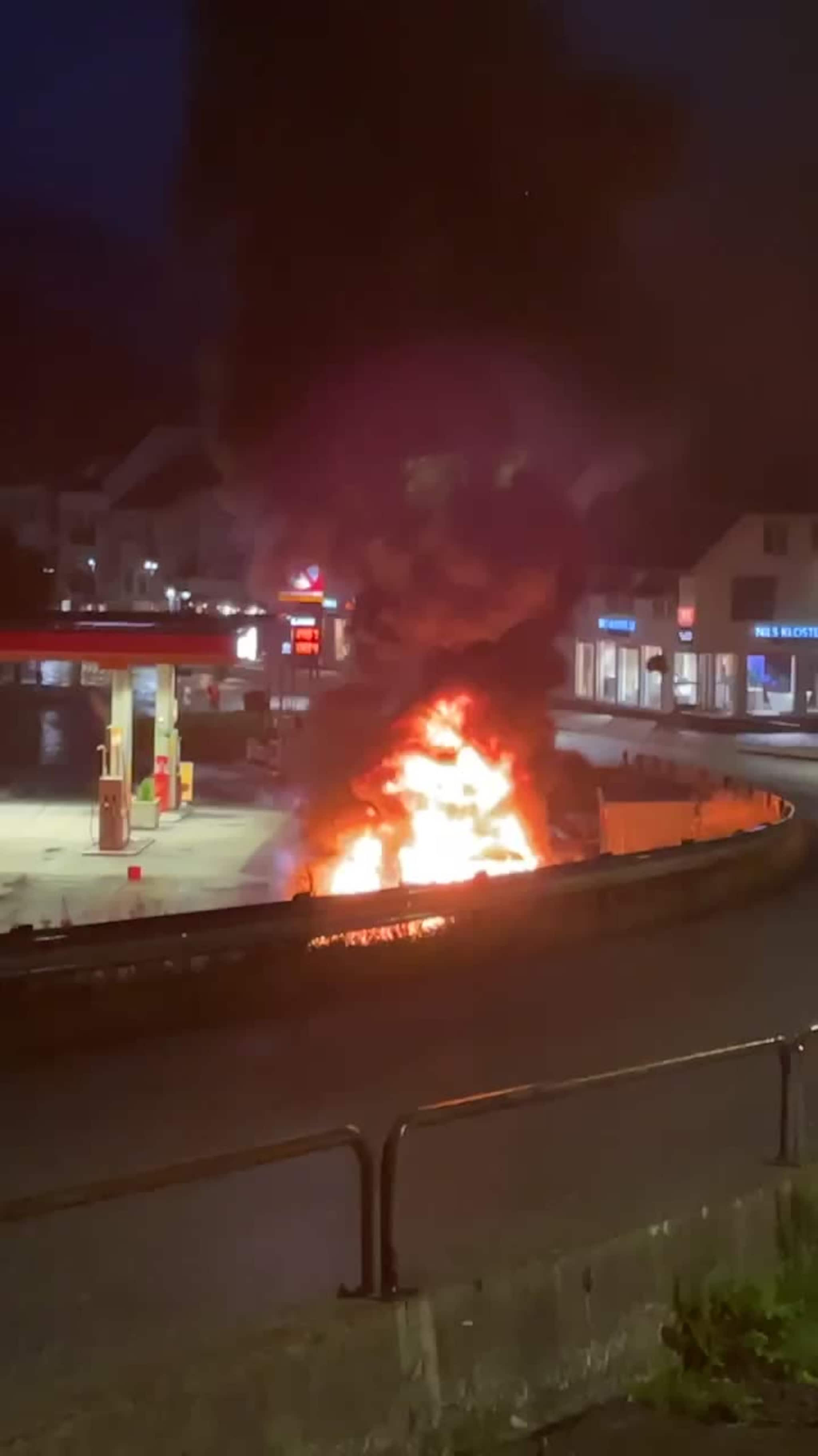Bilbrann på bensinstasjon