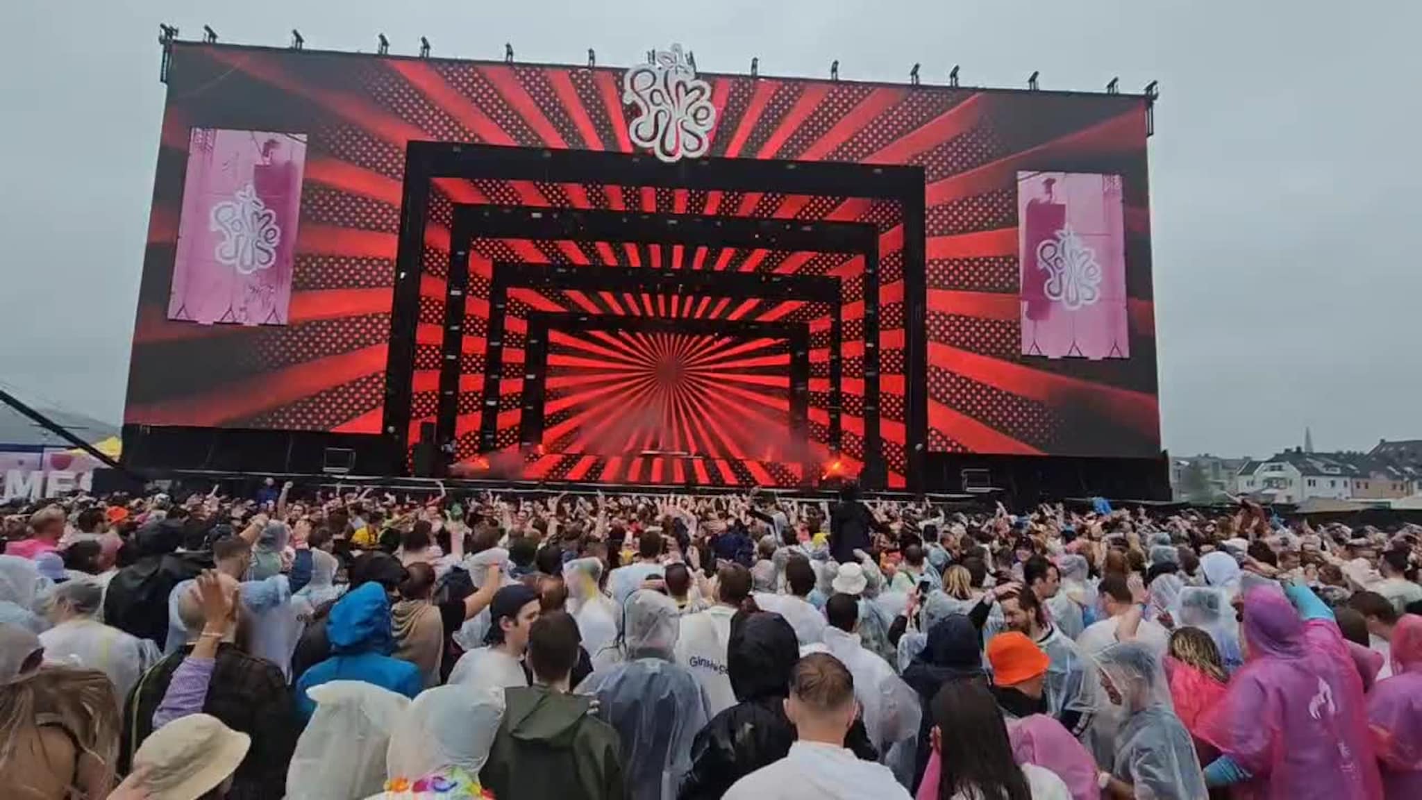 Folk danser til Hardwell på Palmesus